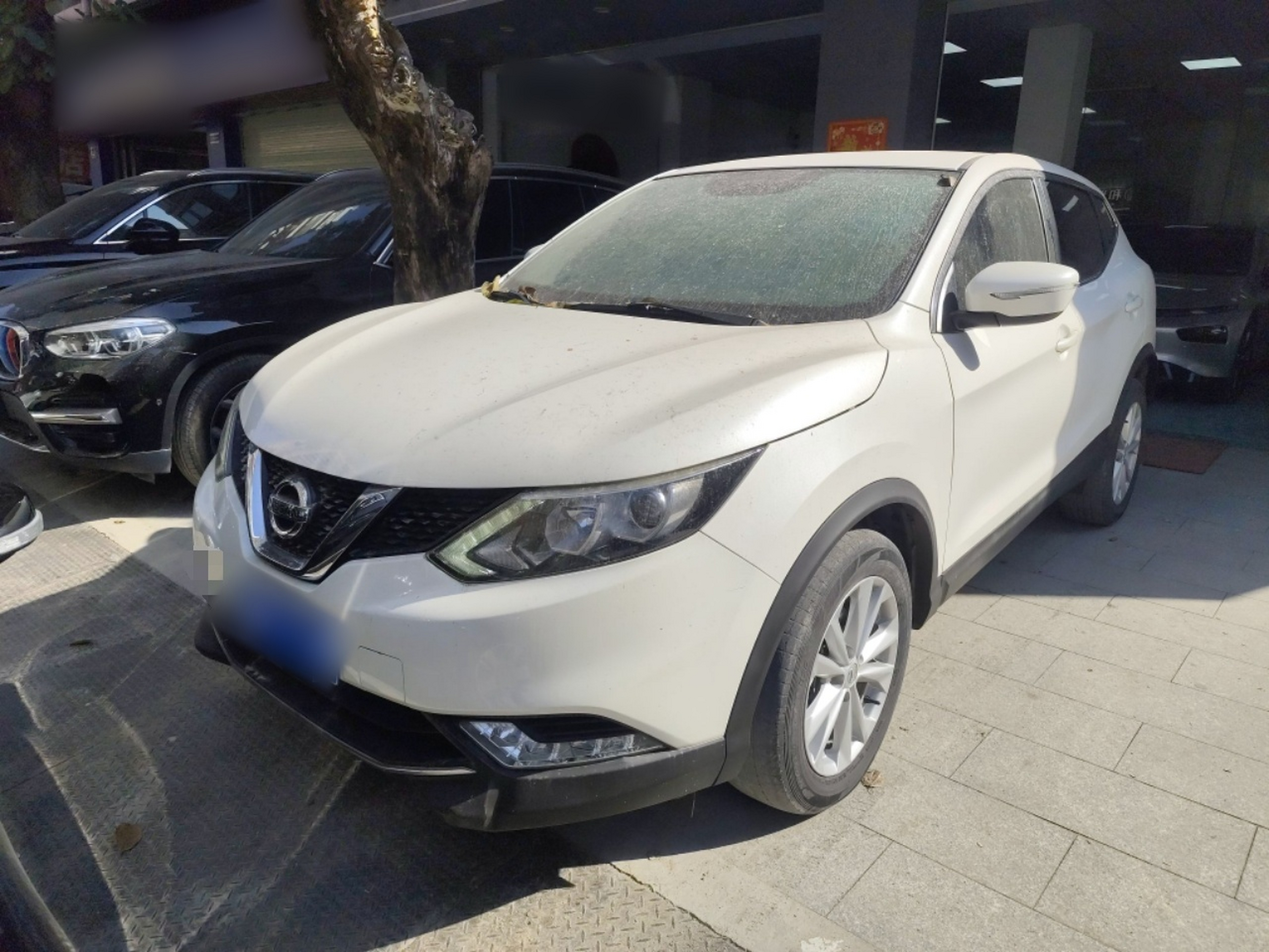 Под передней частью автомобиля