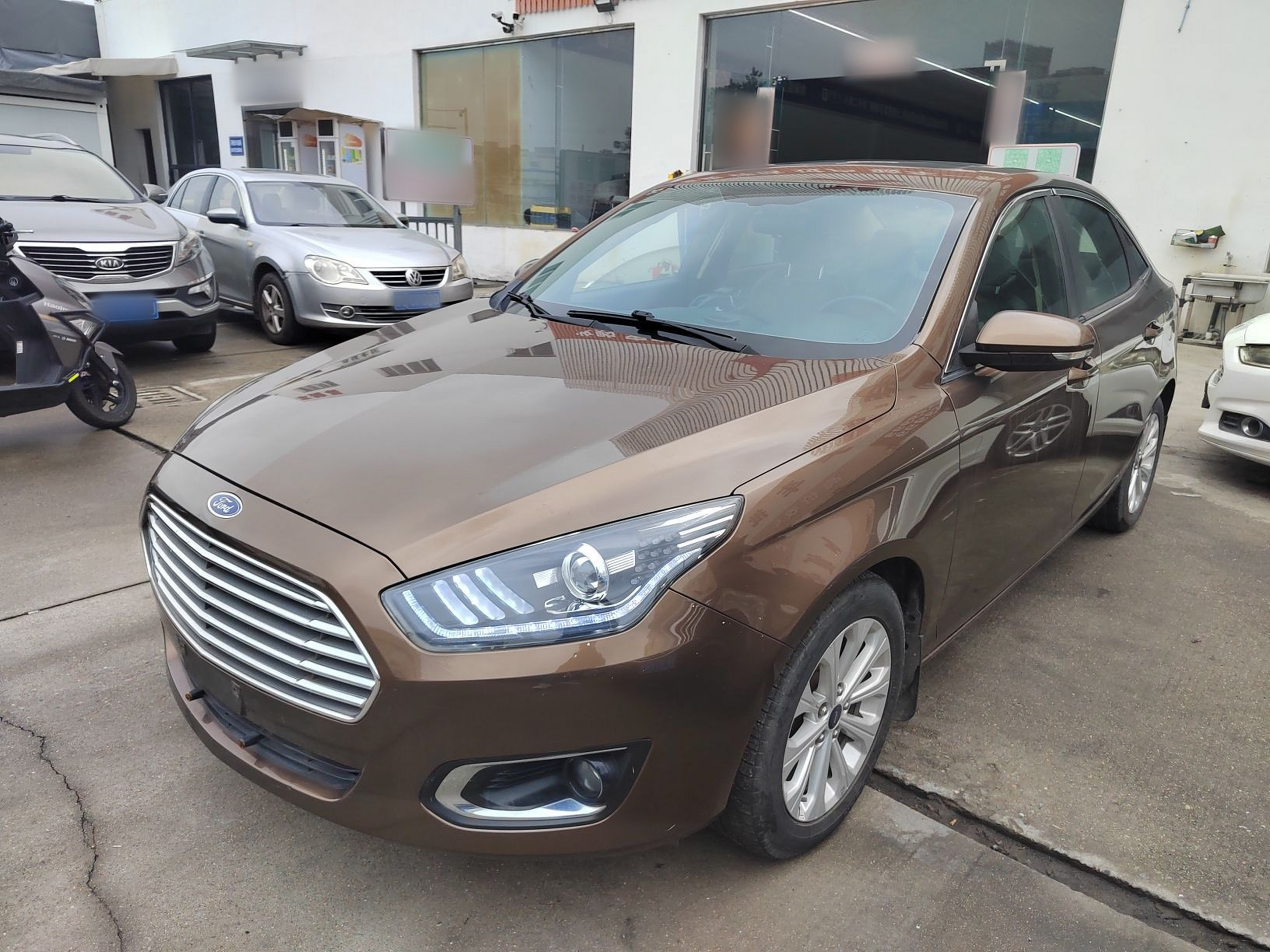 Под передней частью автомобиля