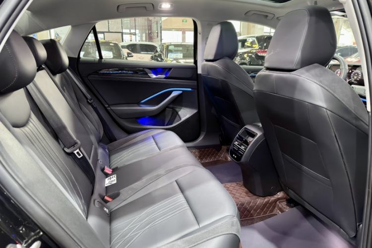 Used Volkswagen Magotan 2024 300TSI DSG Prestige Edition—A Real Eye-Catcher