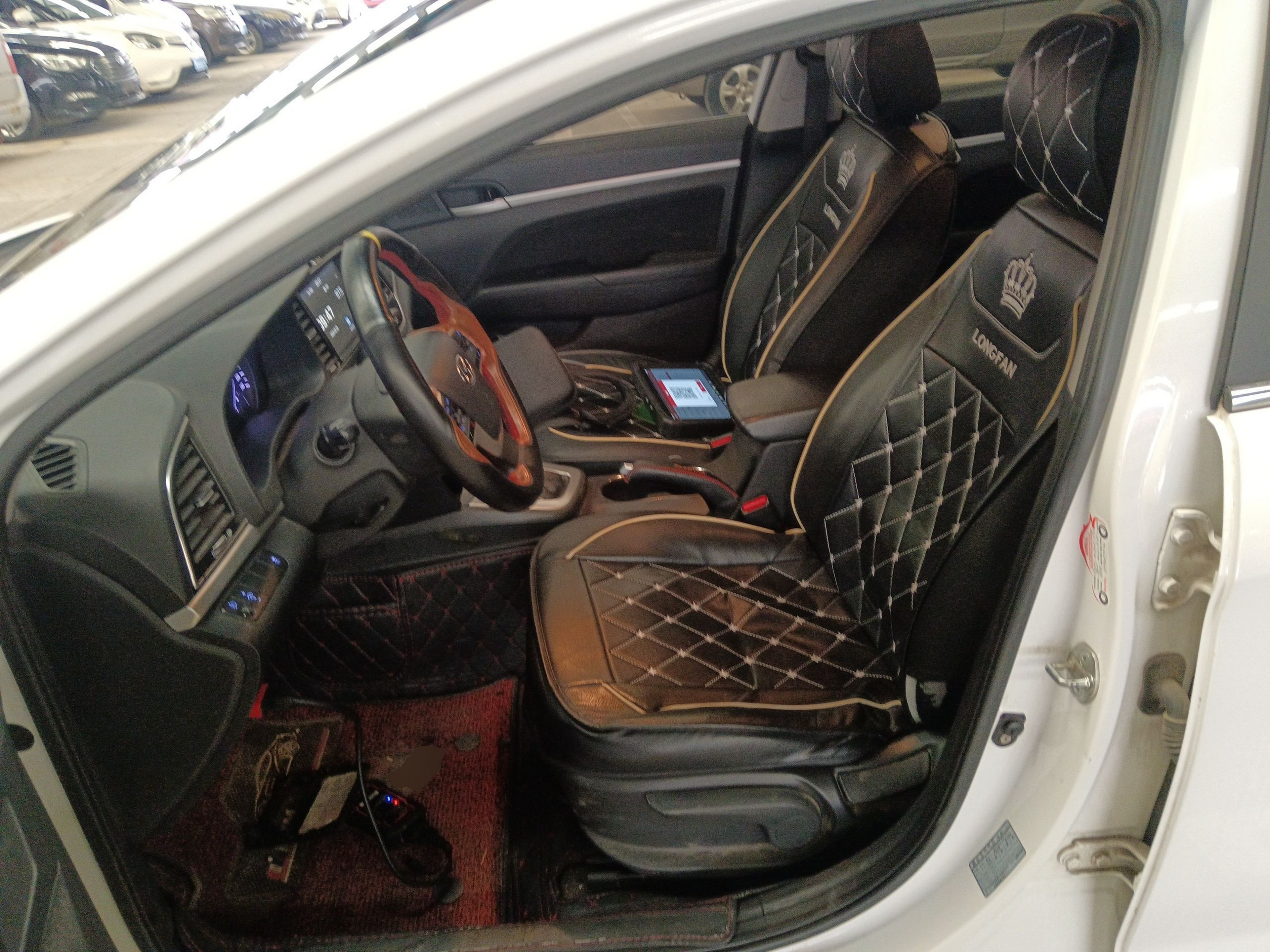 المقاعد الأمامية داخل السيارة