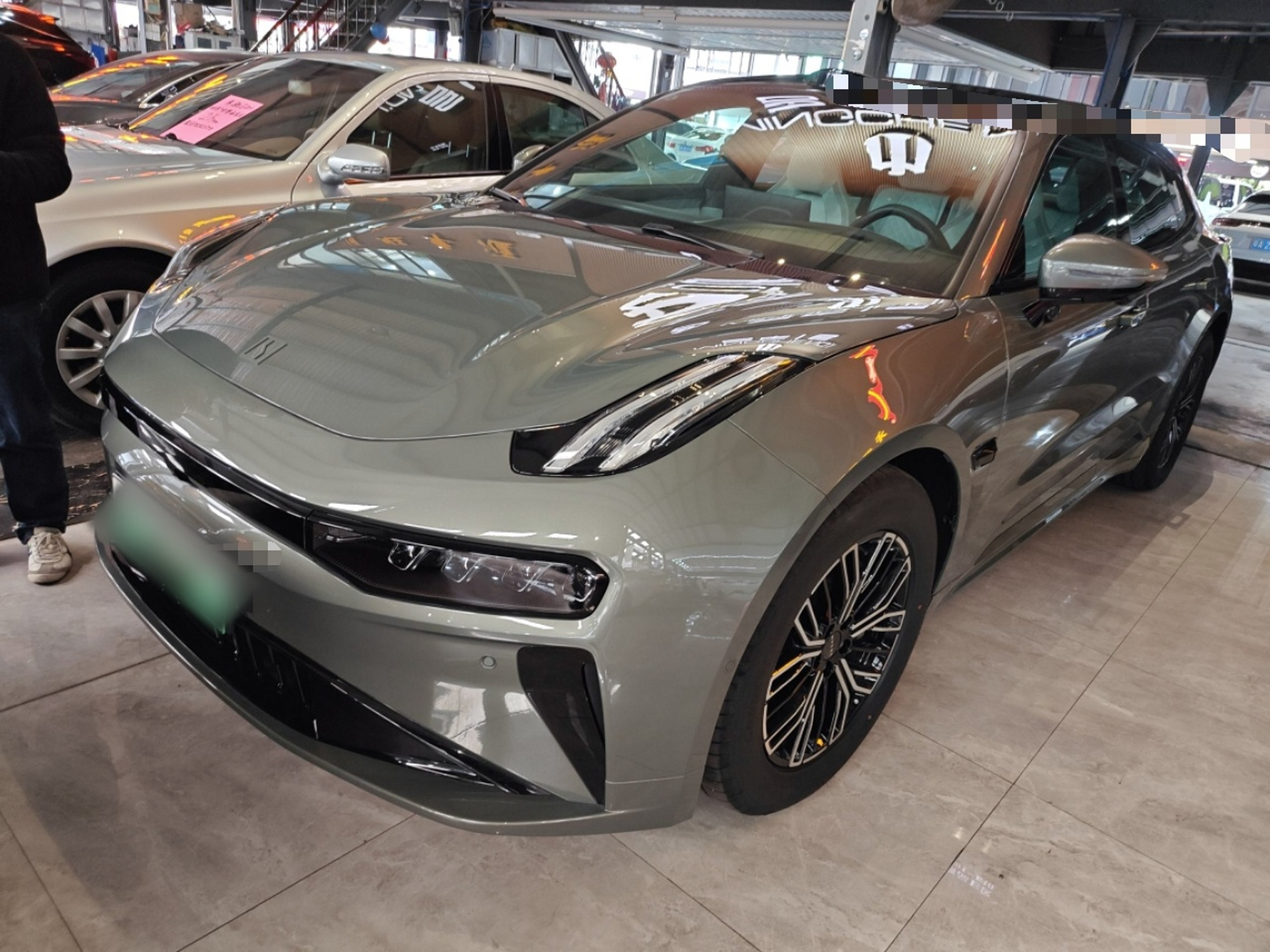 تحت مقدمة السيارة