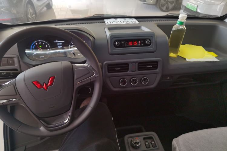 Used Wuling Yangguang 2024 300KM Comfort Version Passenger Van 75kW
