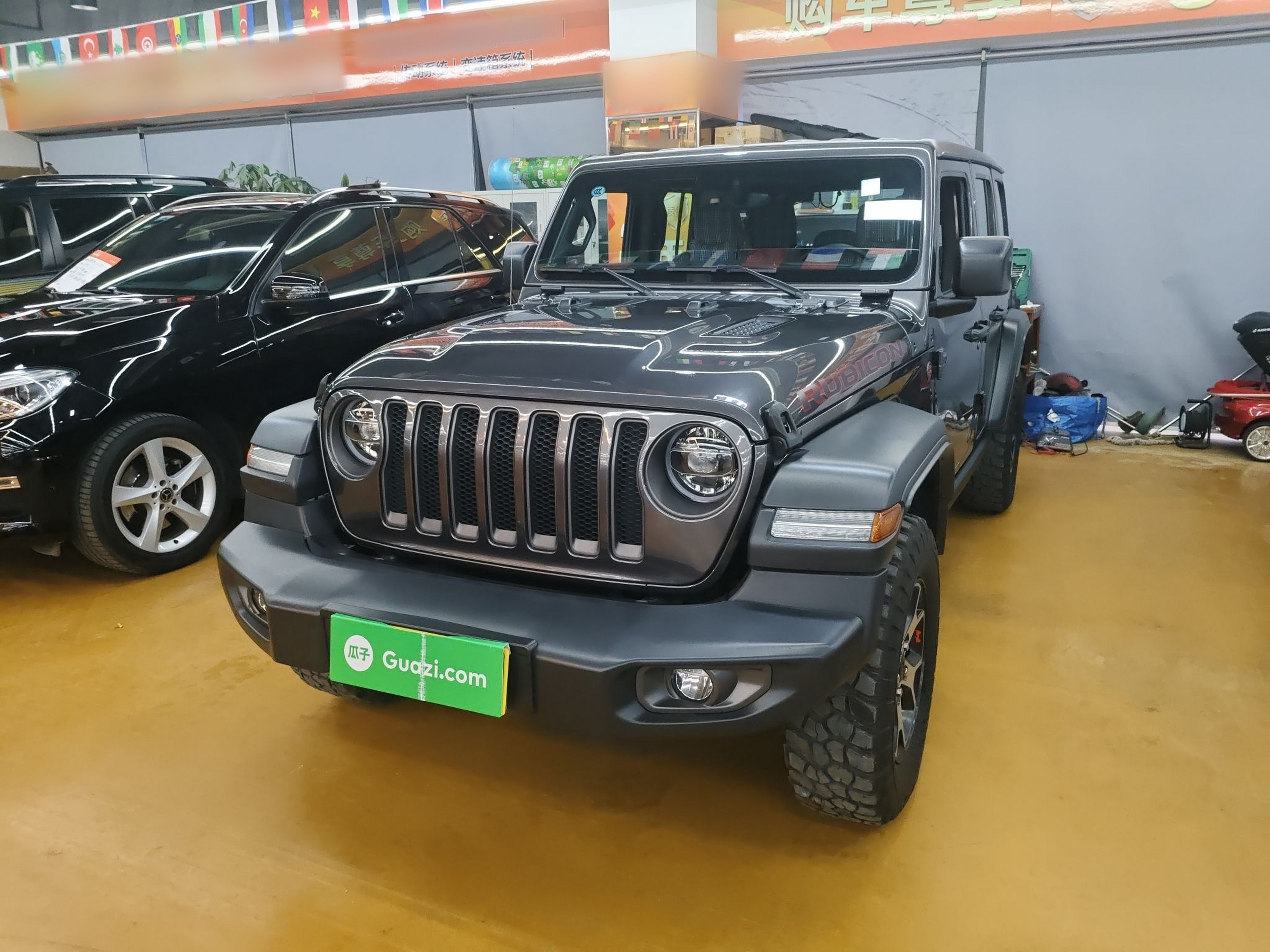 تحت مقدمة السيارة