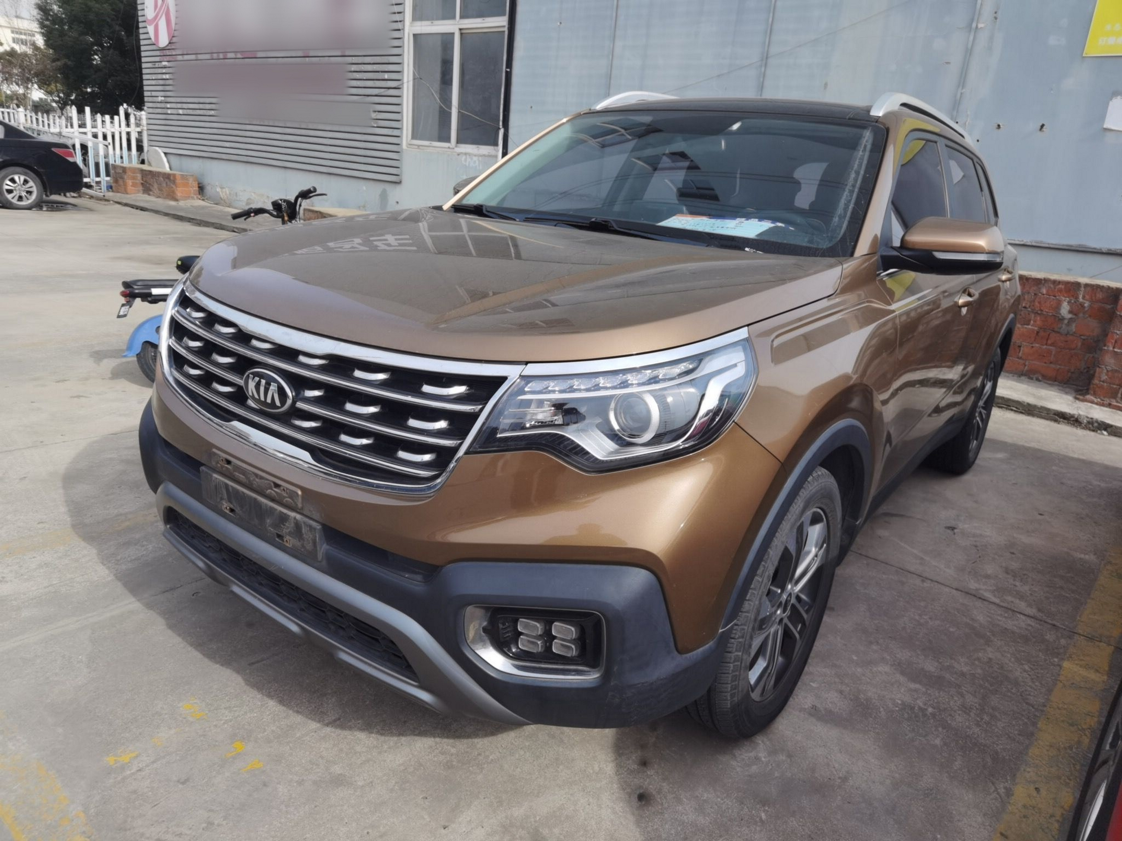 Под передней частью автомобиля