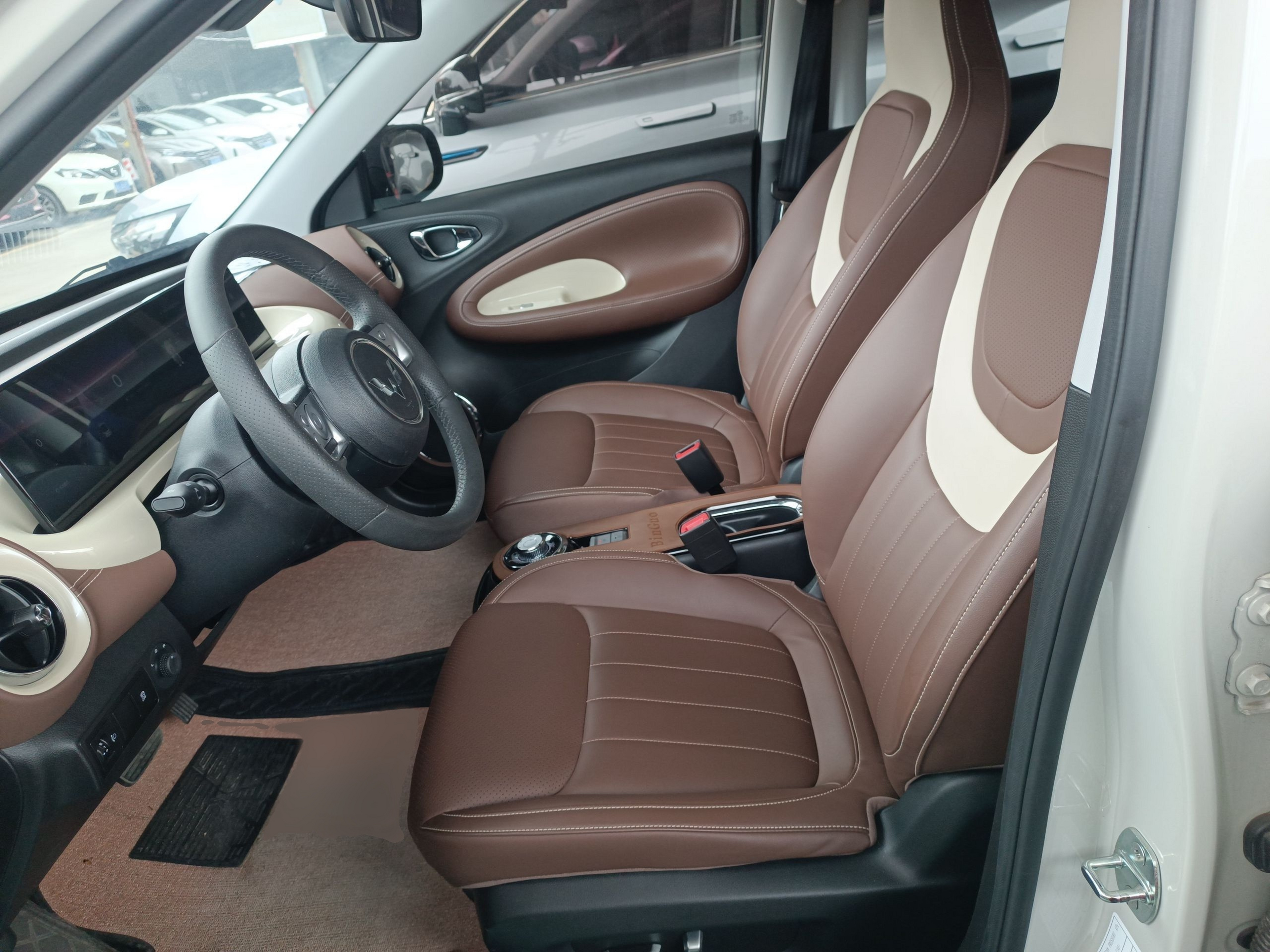 Переднее сиденье в автомобиле