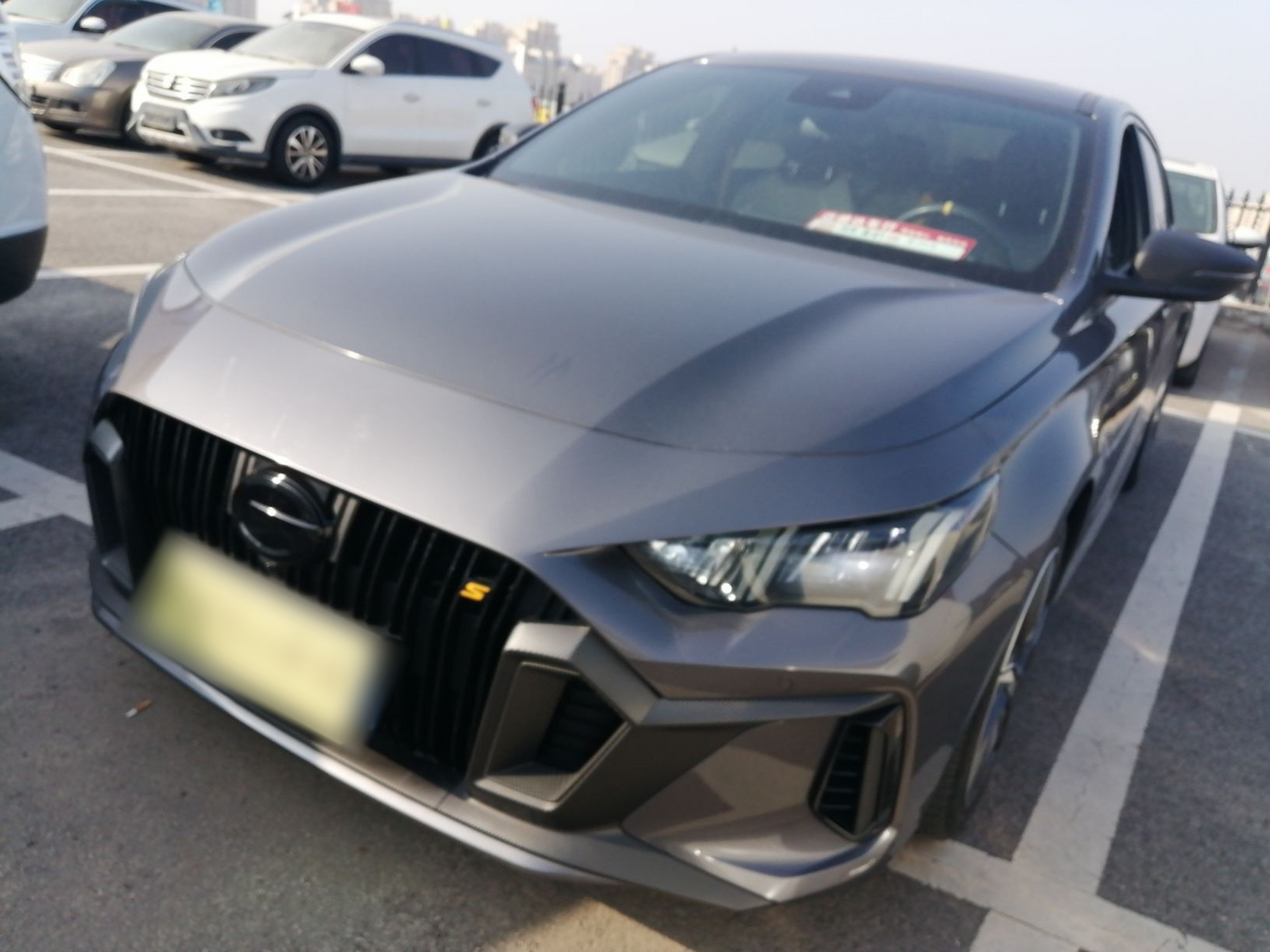 تحت مقدمة السيارة