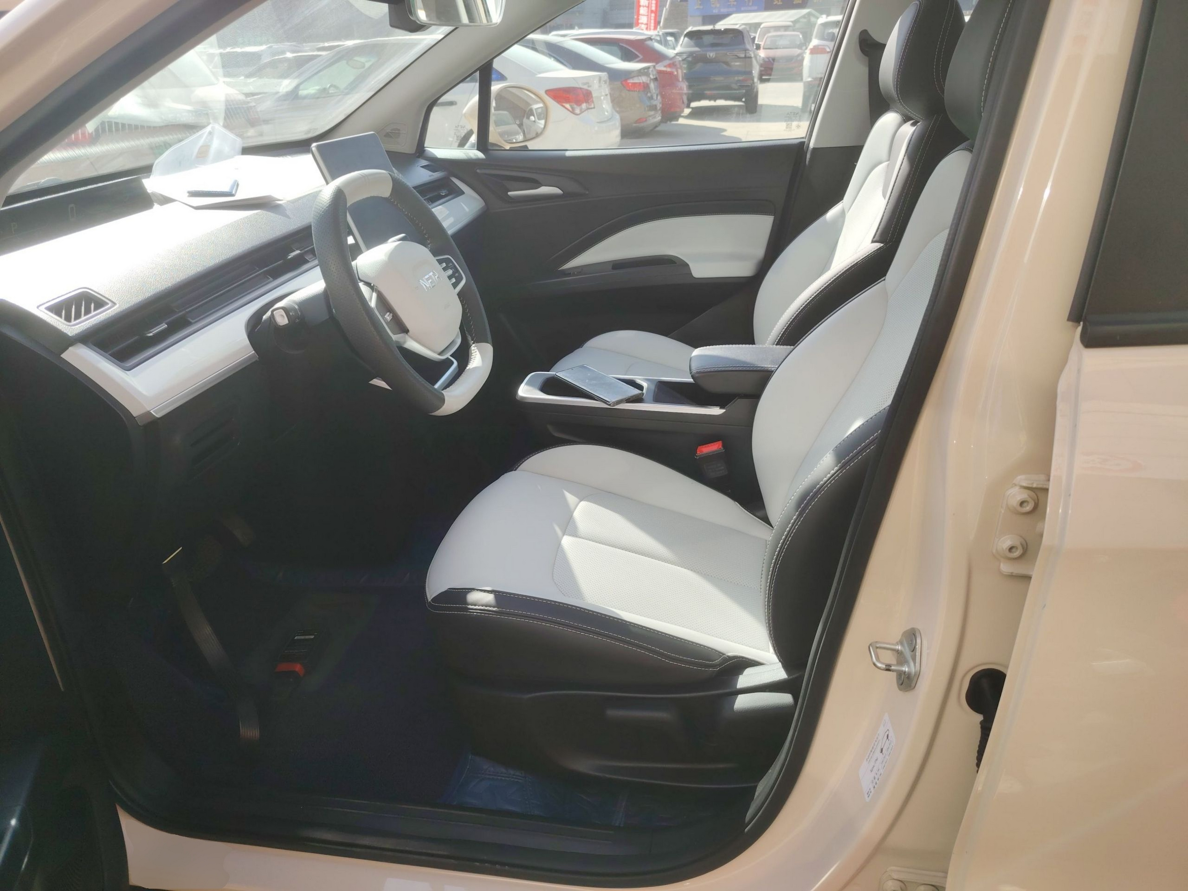 المقاعد الأمامية داخل السيارة