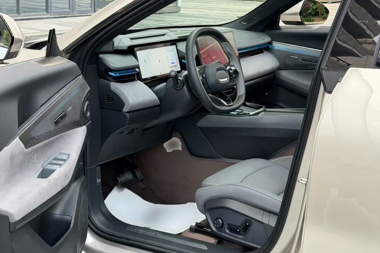 Used Lynk & Co 08 EM-P 2025 120km Long-Range Halo