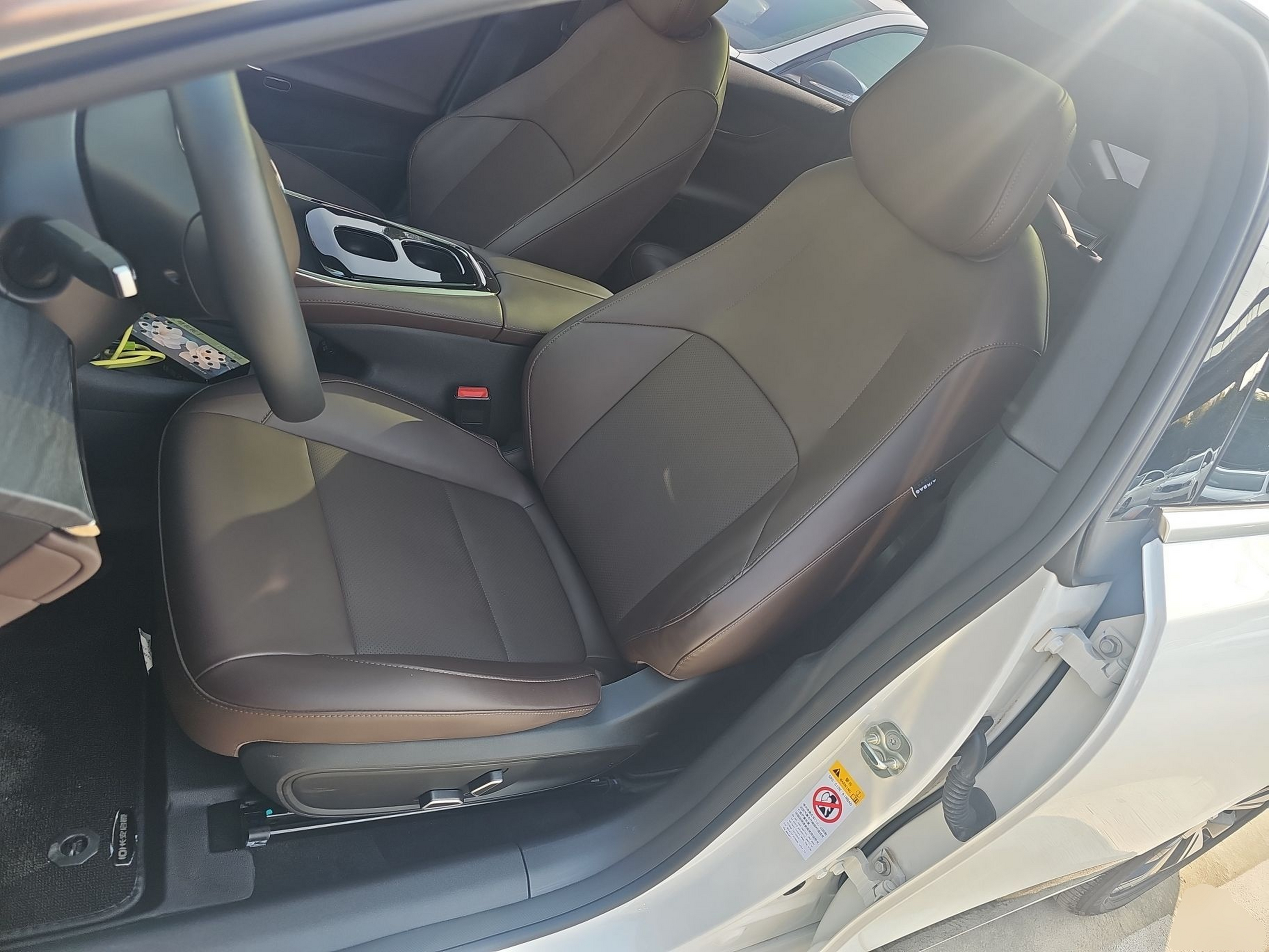 المقاعد الأمامية داخل السيارة