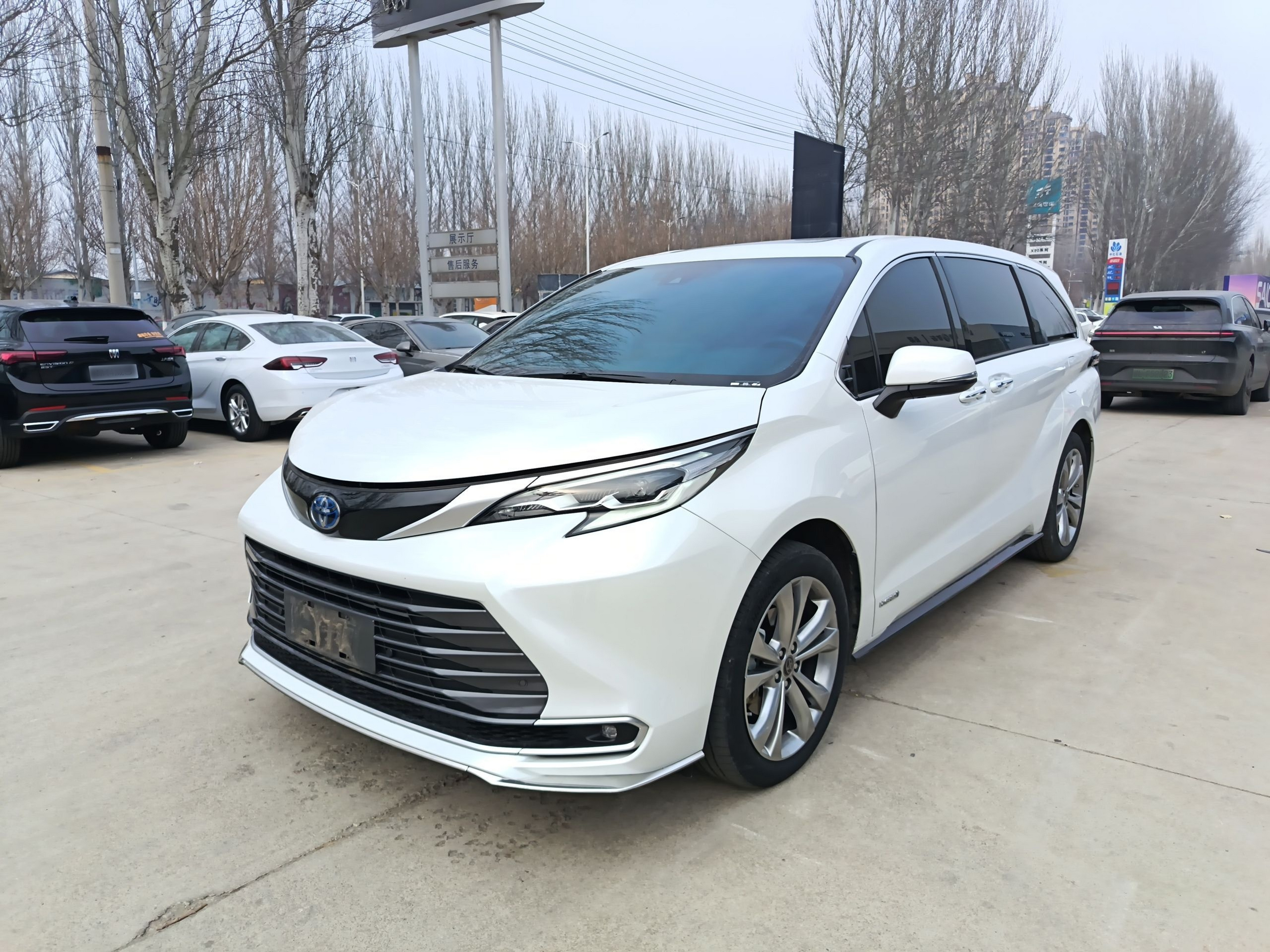 تحت مقدمة السيارة