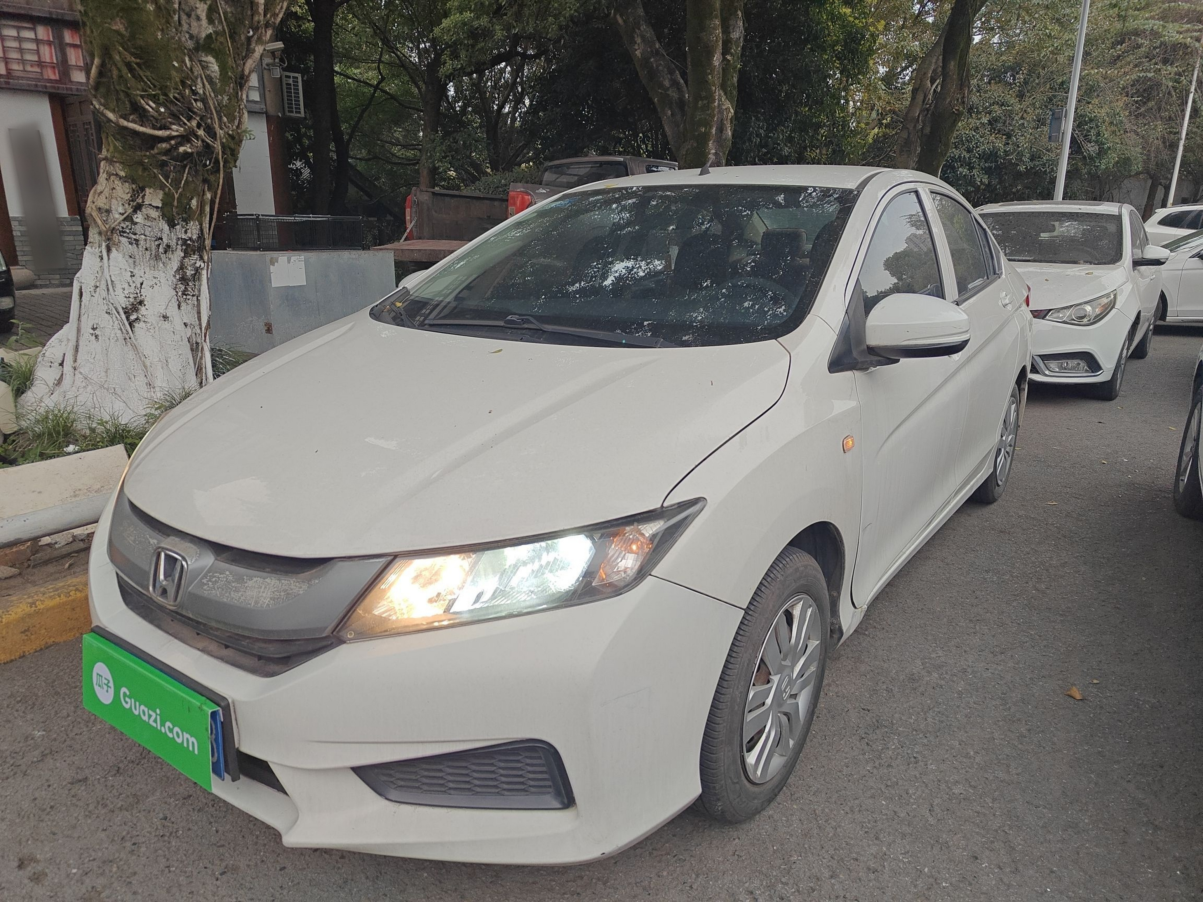 Под передней частью автомобиля