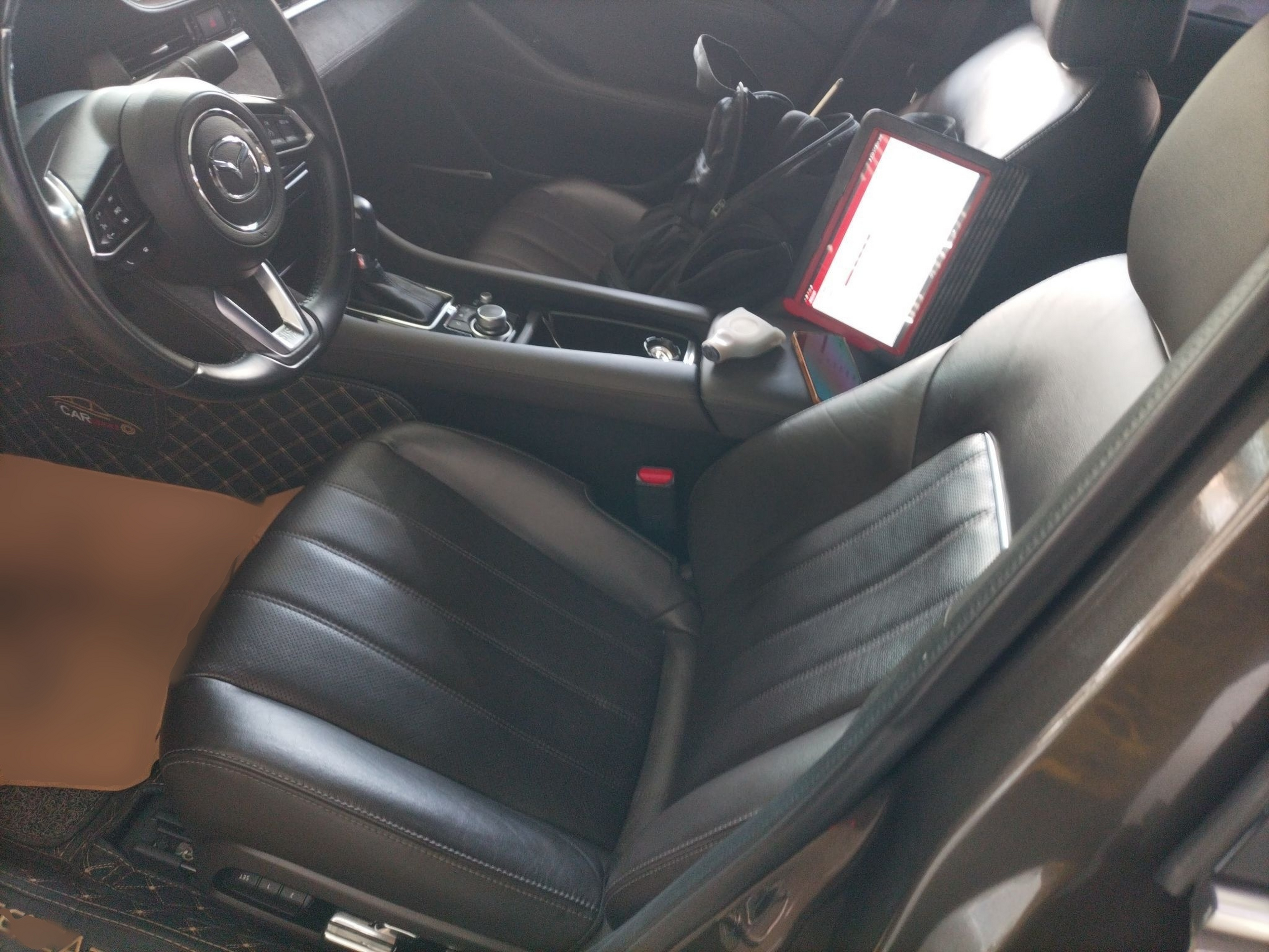 Переднее сиденье в автомобиле