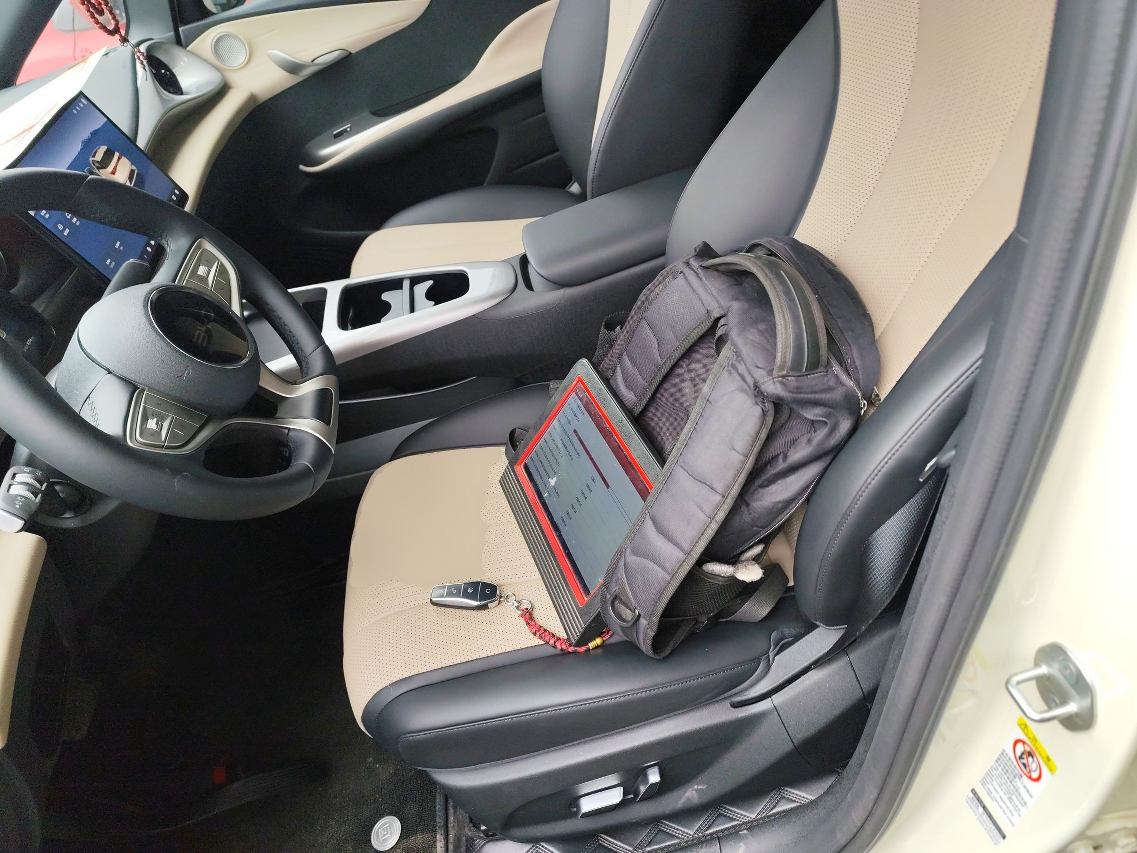 المقاعد الأمامية داخل السيارة