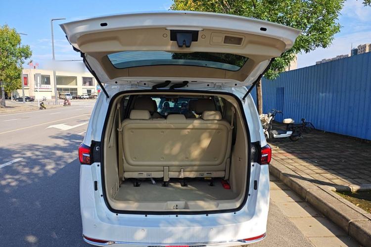 Used Buick GL8 2023 Facelifted Land Cruiser Executive Luxury Version
