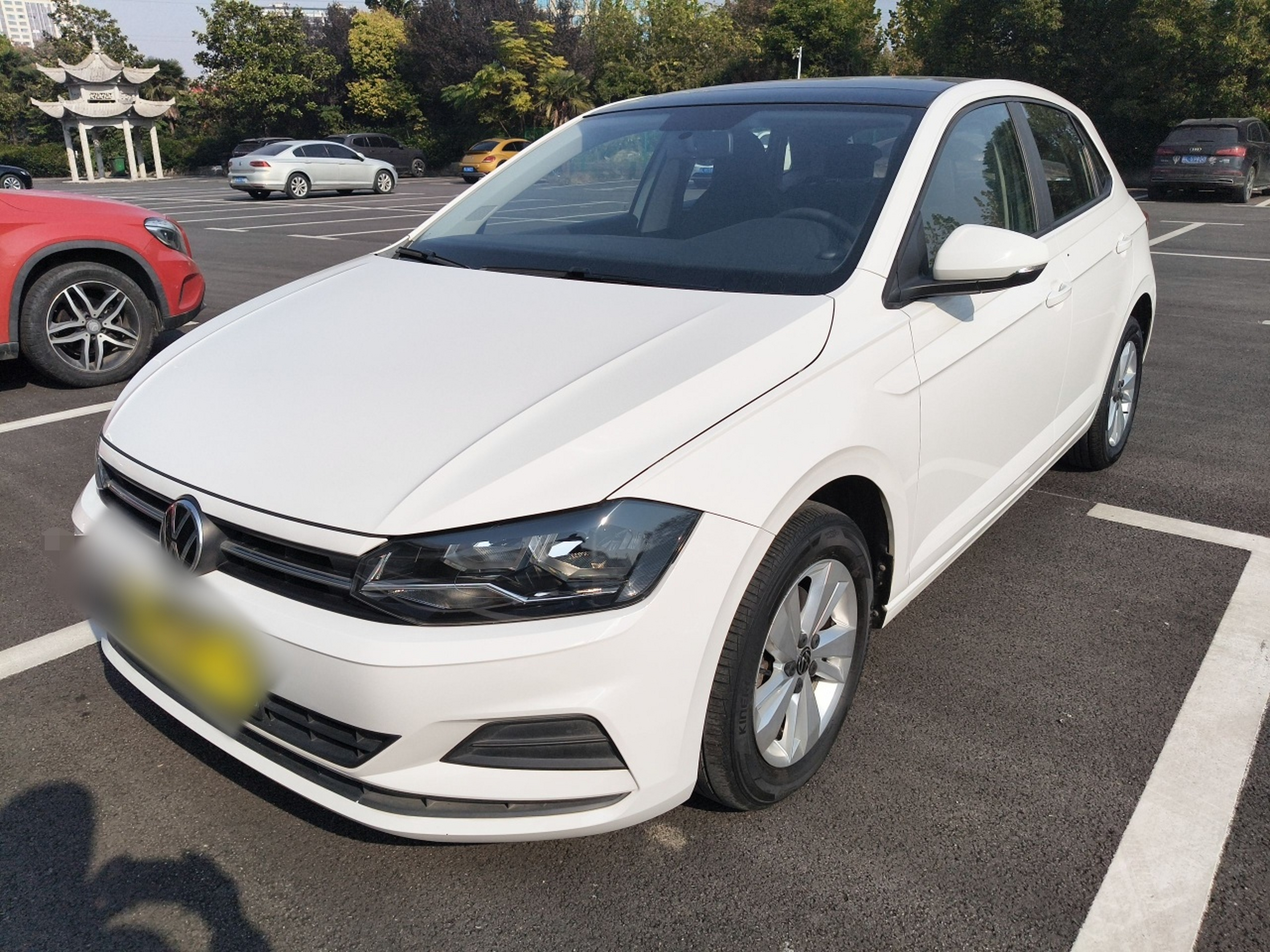 Под передней частью автомобиля