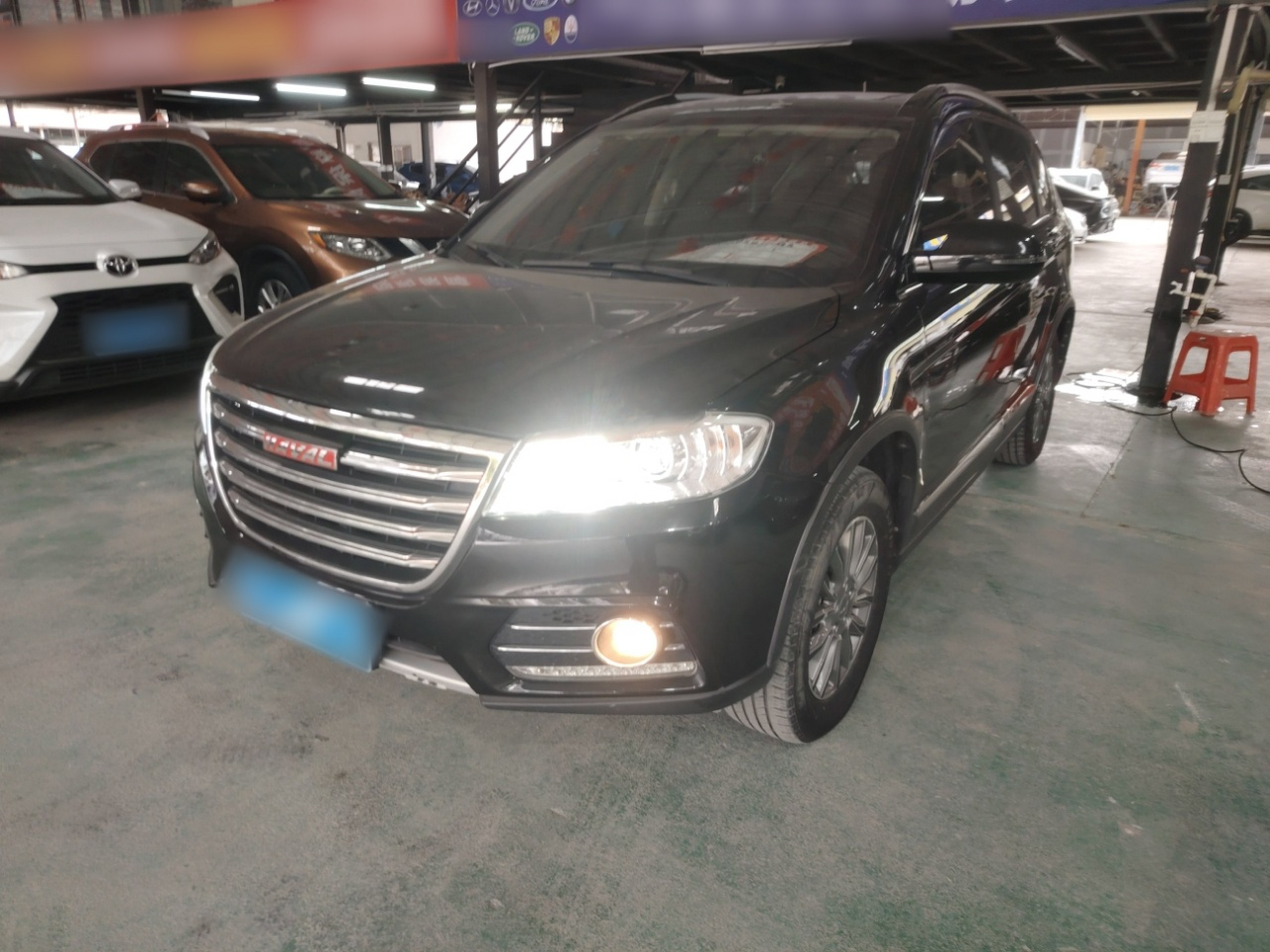 Под передней частью автомобиля