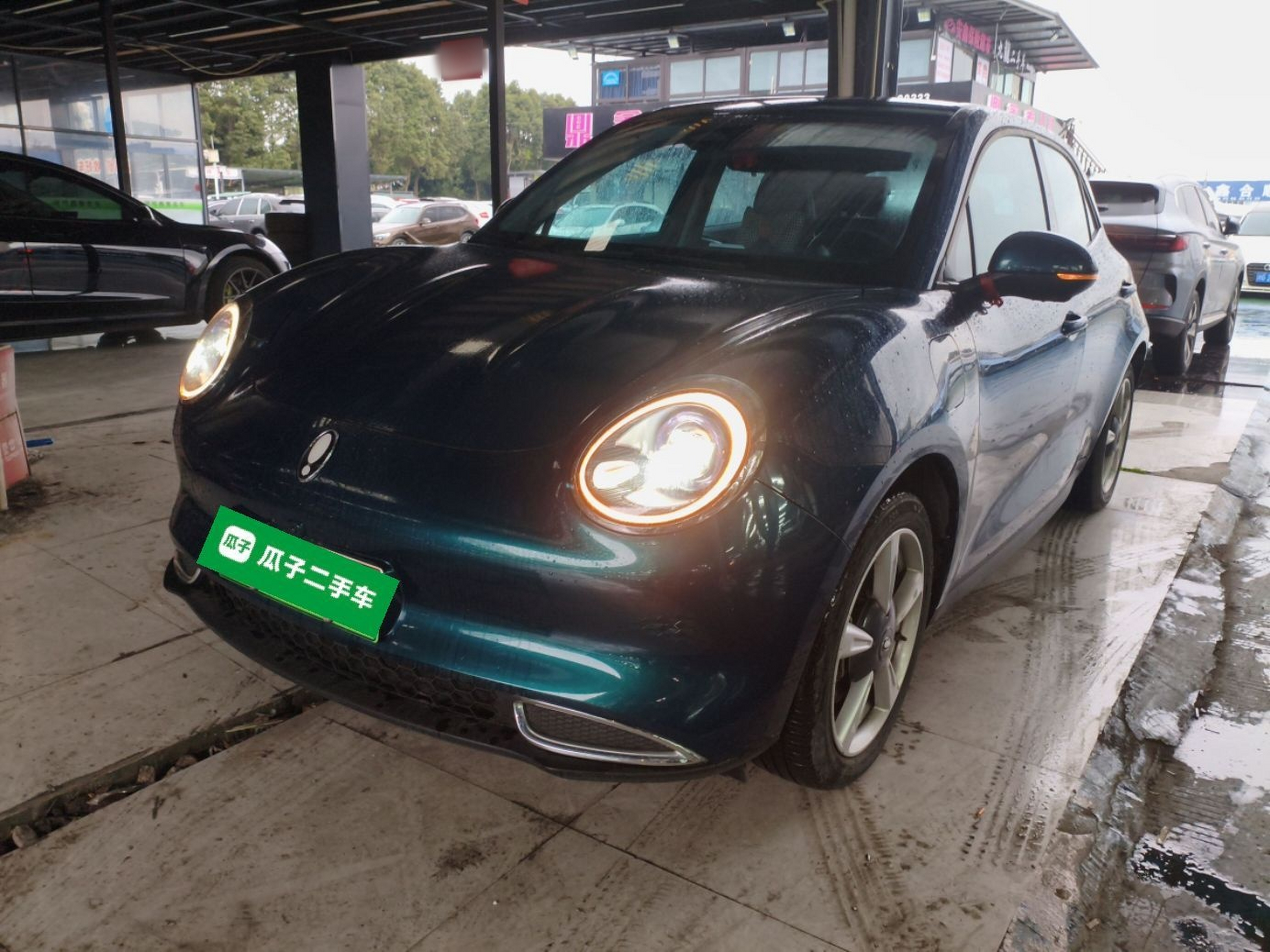 تحت مقدمة السيارة