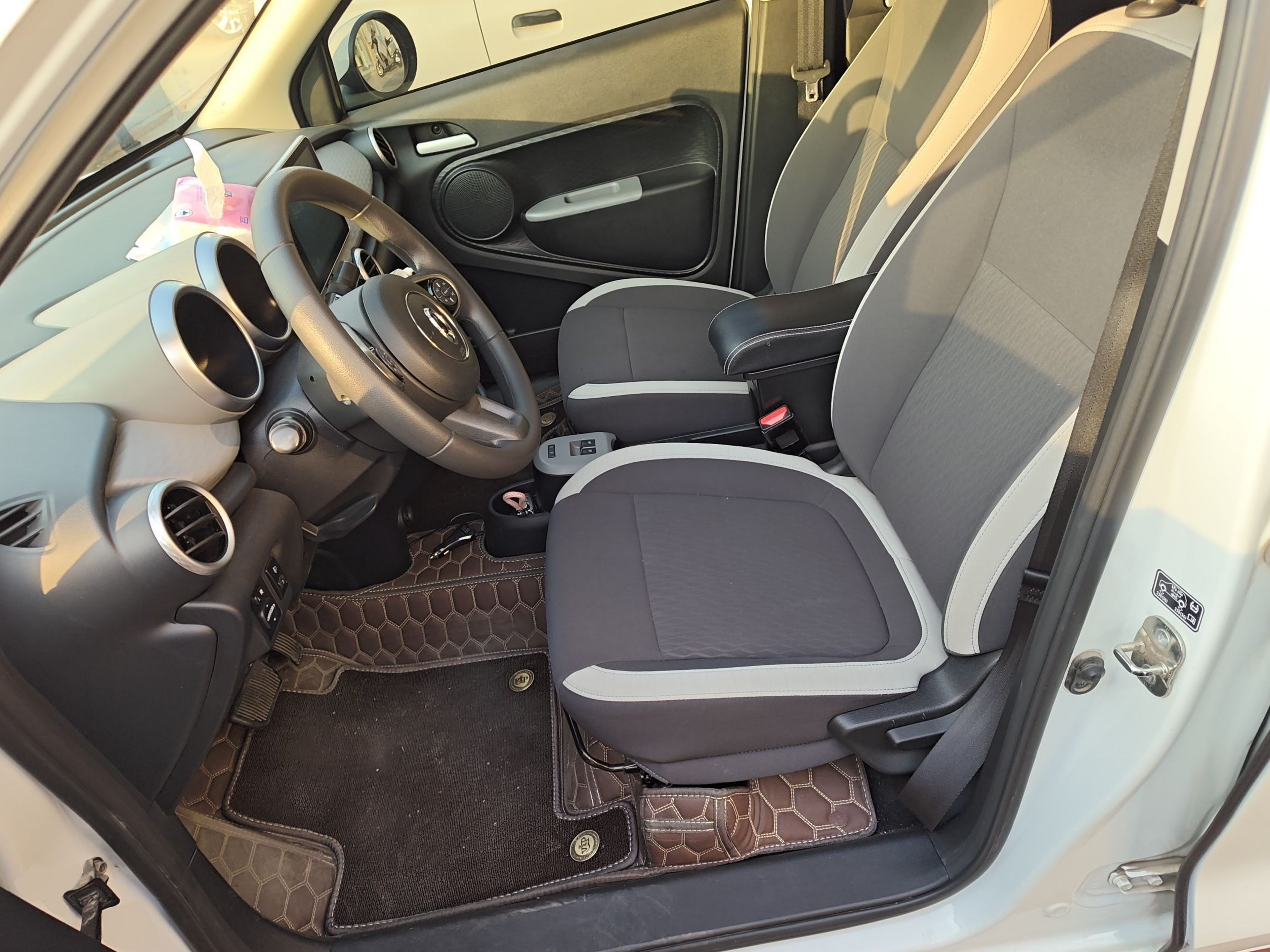 المقاعد الأمامية داخل السيارة