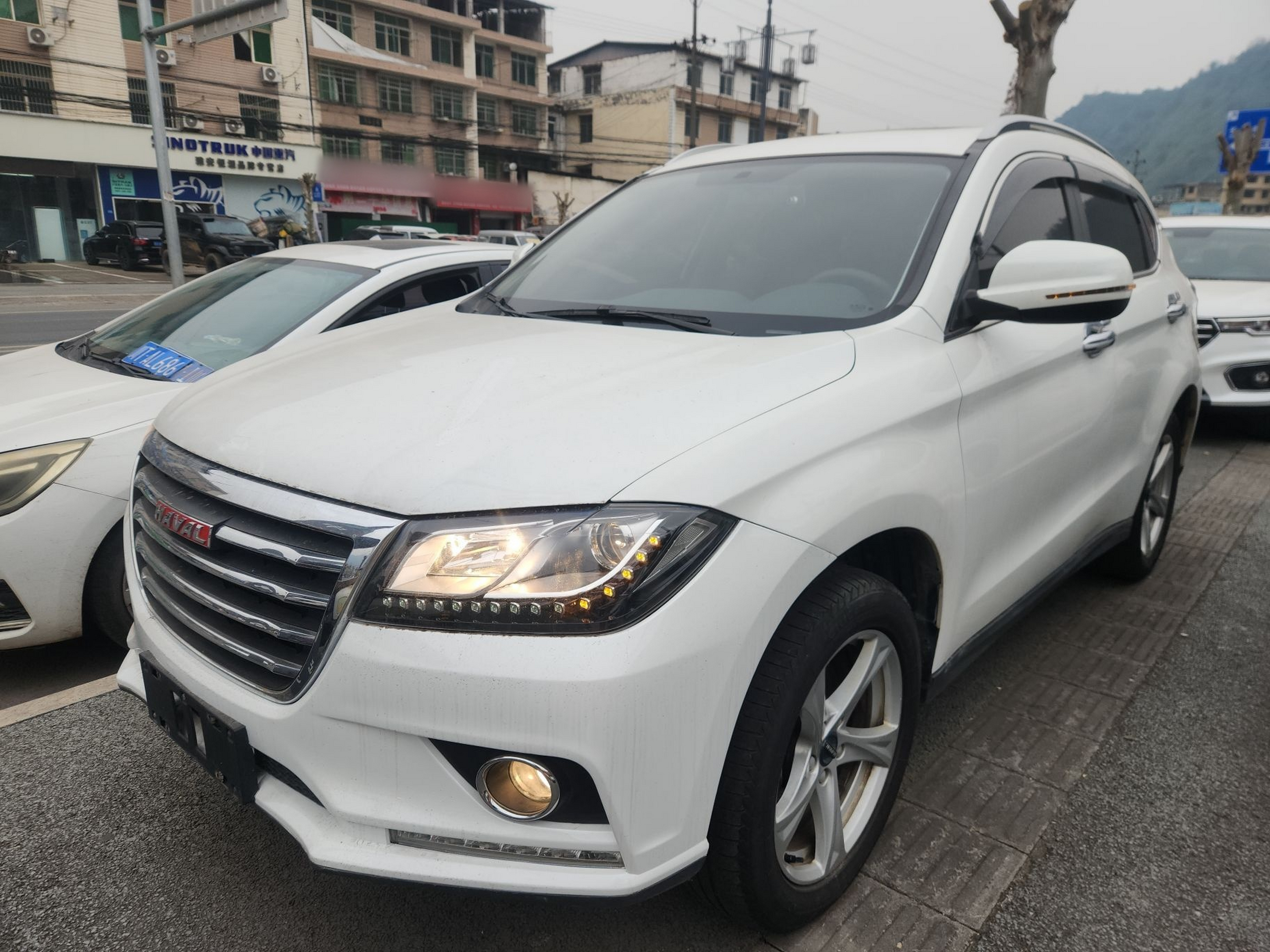 Под передней частью автомобиля