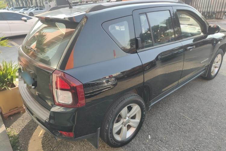 Used  Compass 2015 2.0L two-wheel drive sport version
