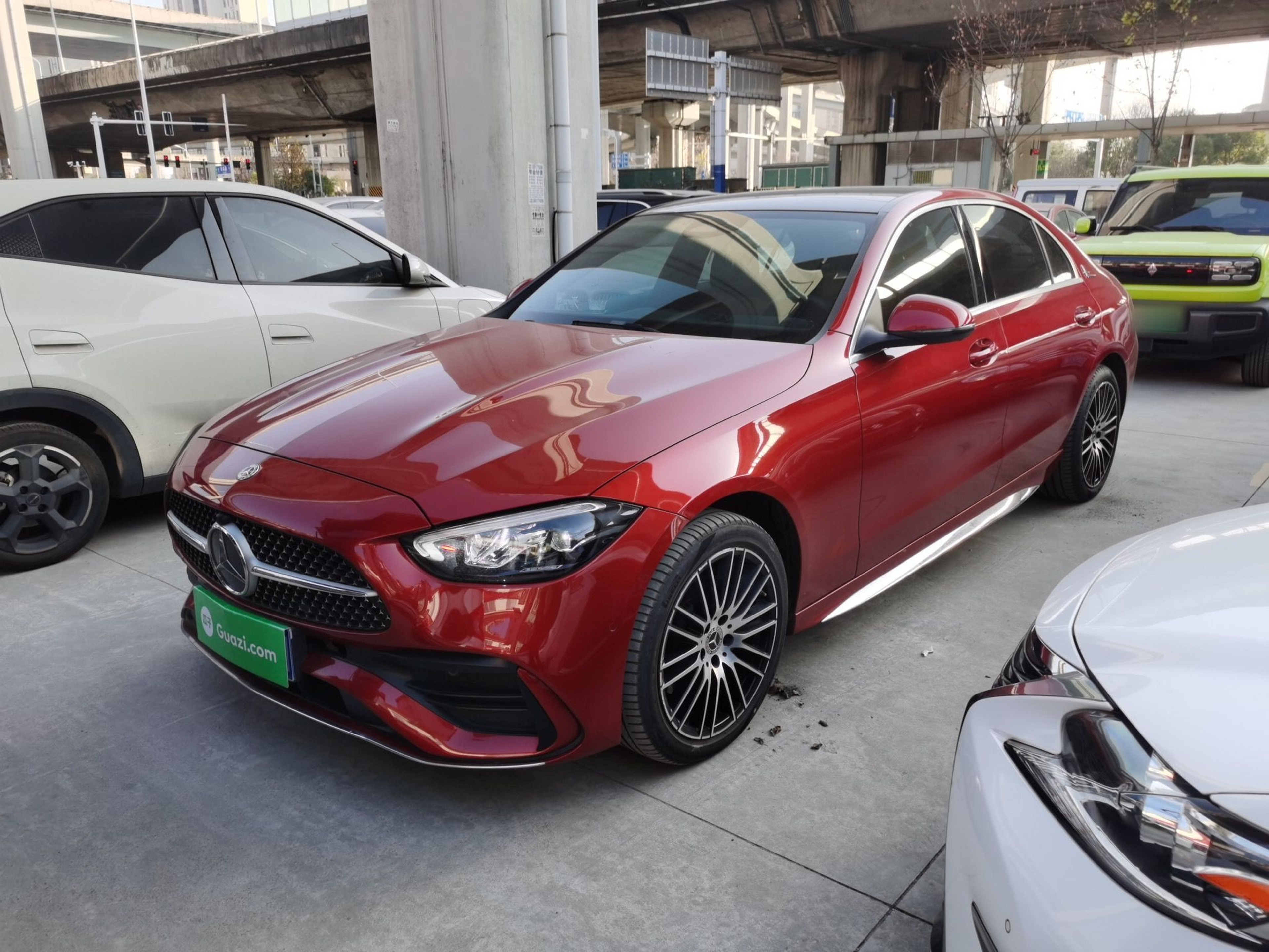 Под передней частью автомобиля