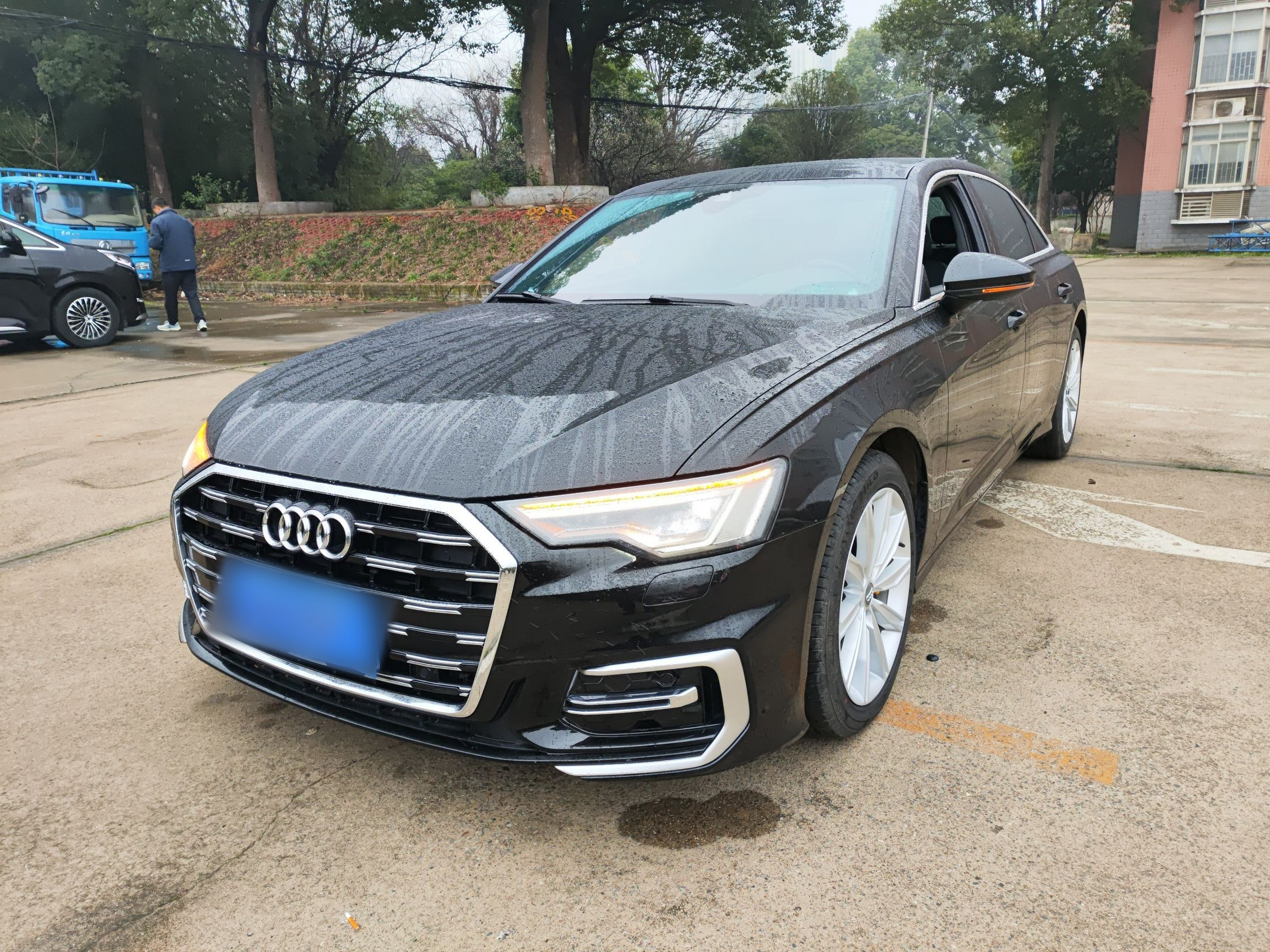 Под передней частью автомобиля