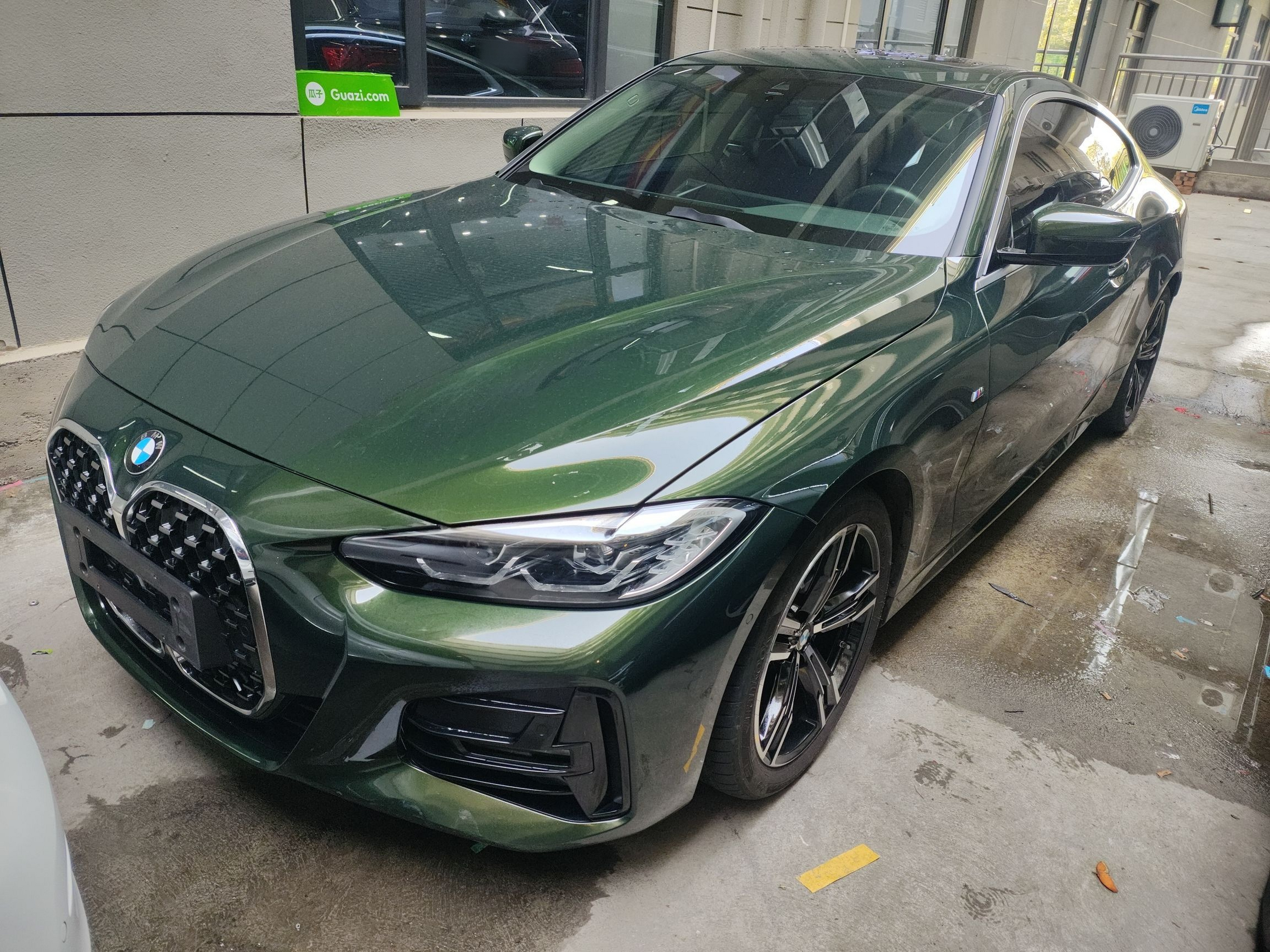 تحت مقدمة السيارة