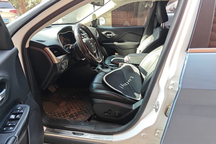 Used  Cherokee 2016 2.4L Leading Edition