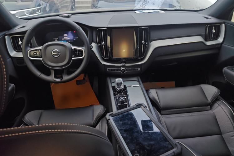 Used Volvo XC60 New Energy 2025 Plug-in Hybrid Long-Range All-Wheel Drive Zhiyuan Extreme Night Black Edition
