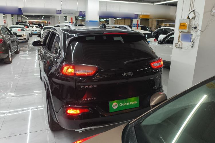 Used  Cherokee 2017 2.4L Professional Edition
