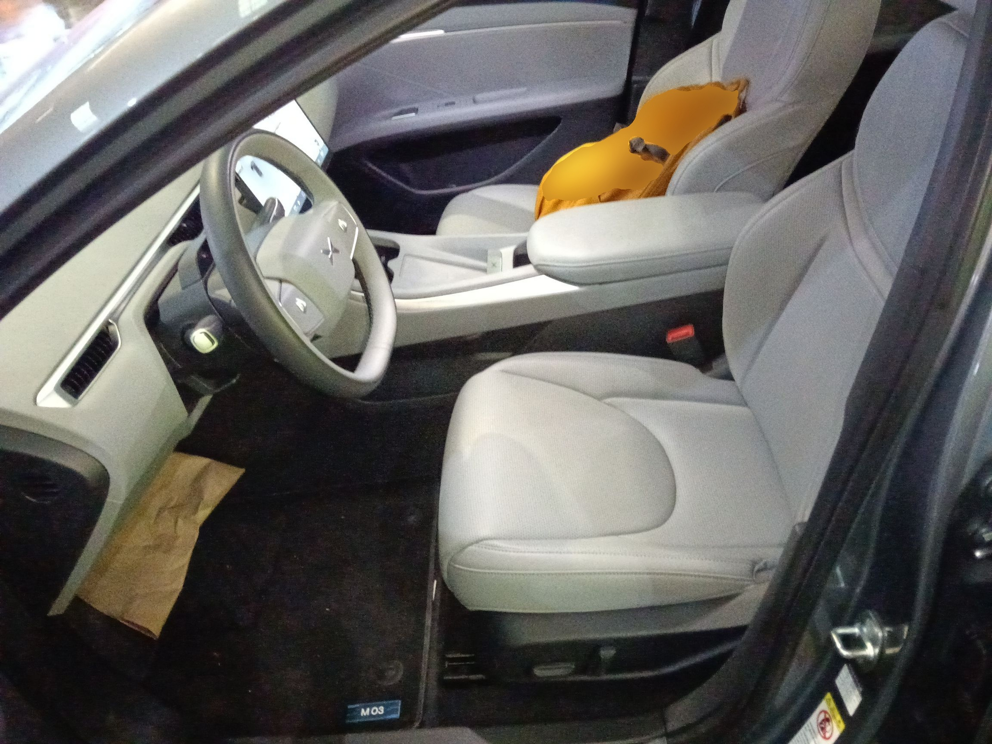 المقاعد الأمامية داخل السيارة