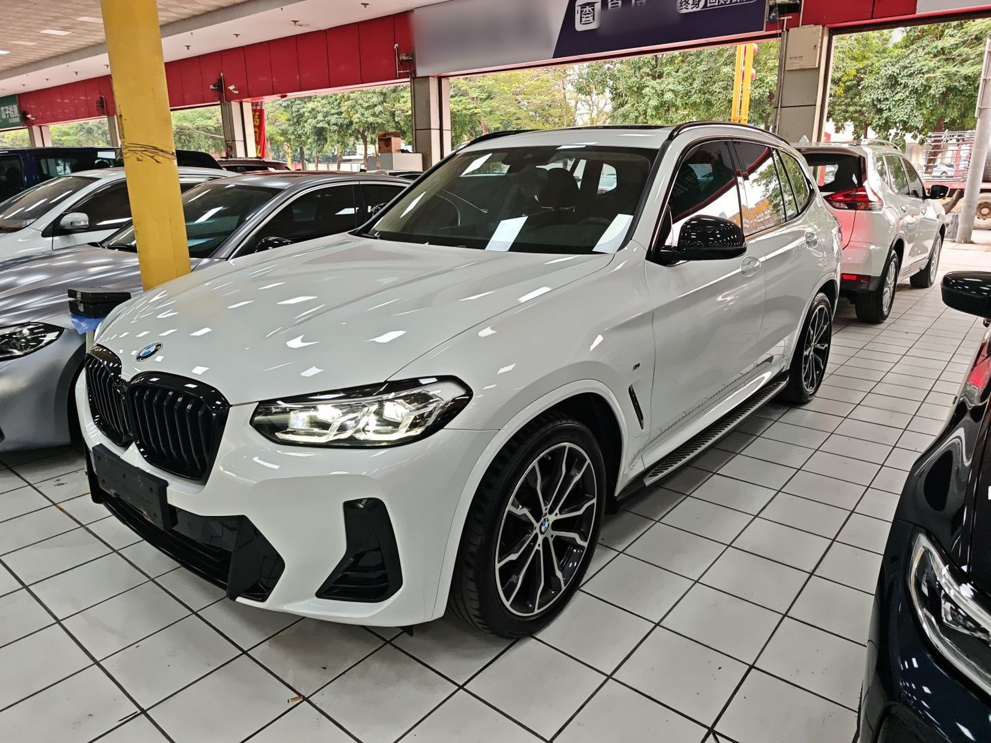 تحت مقدمة السيارة