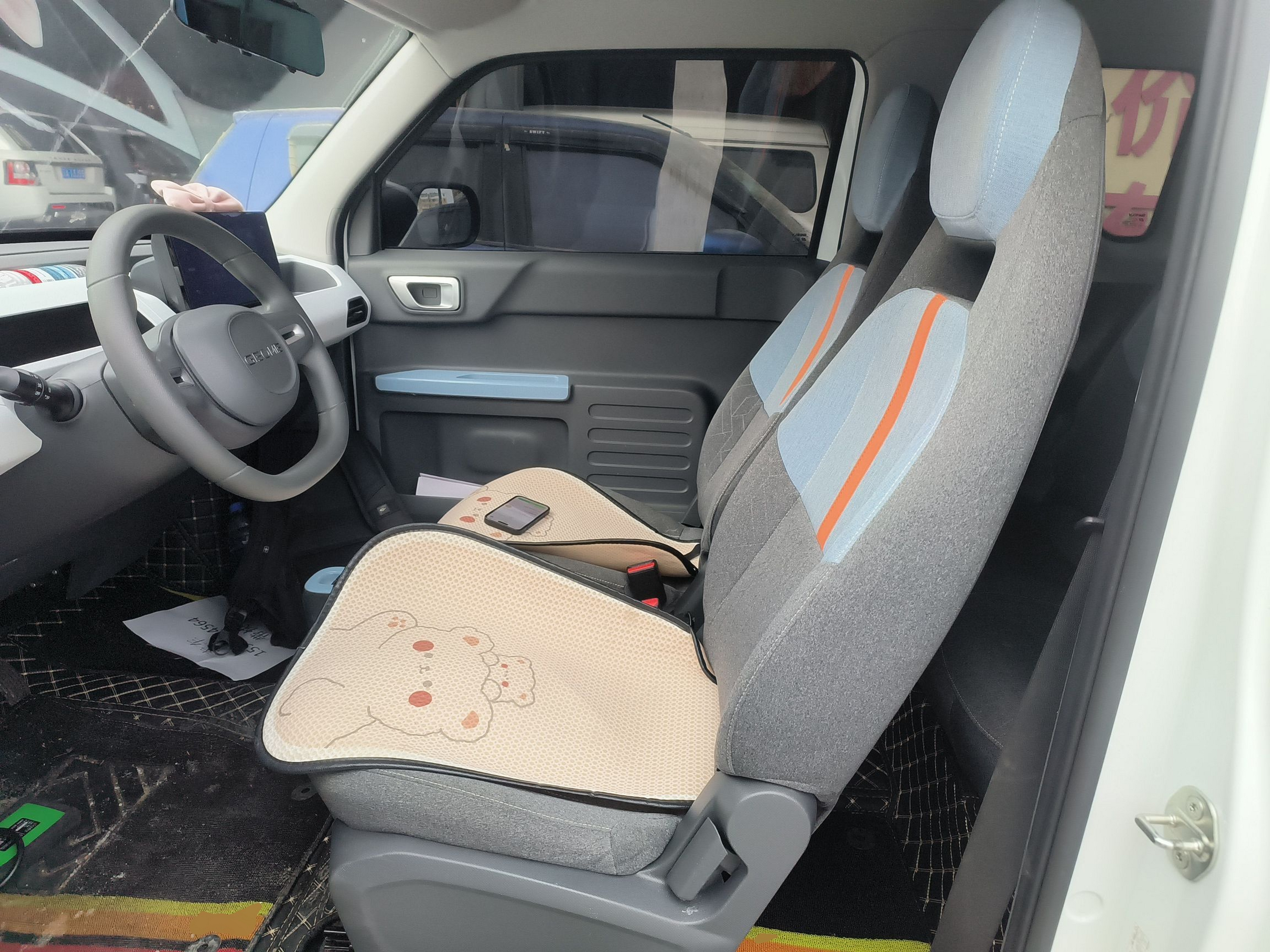 المقاعد الأمامية داخل السيارة