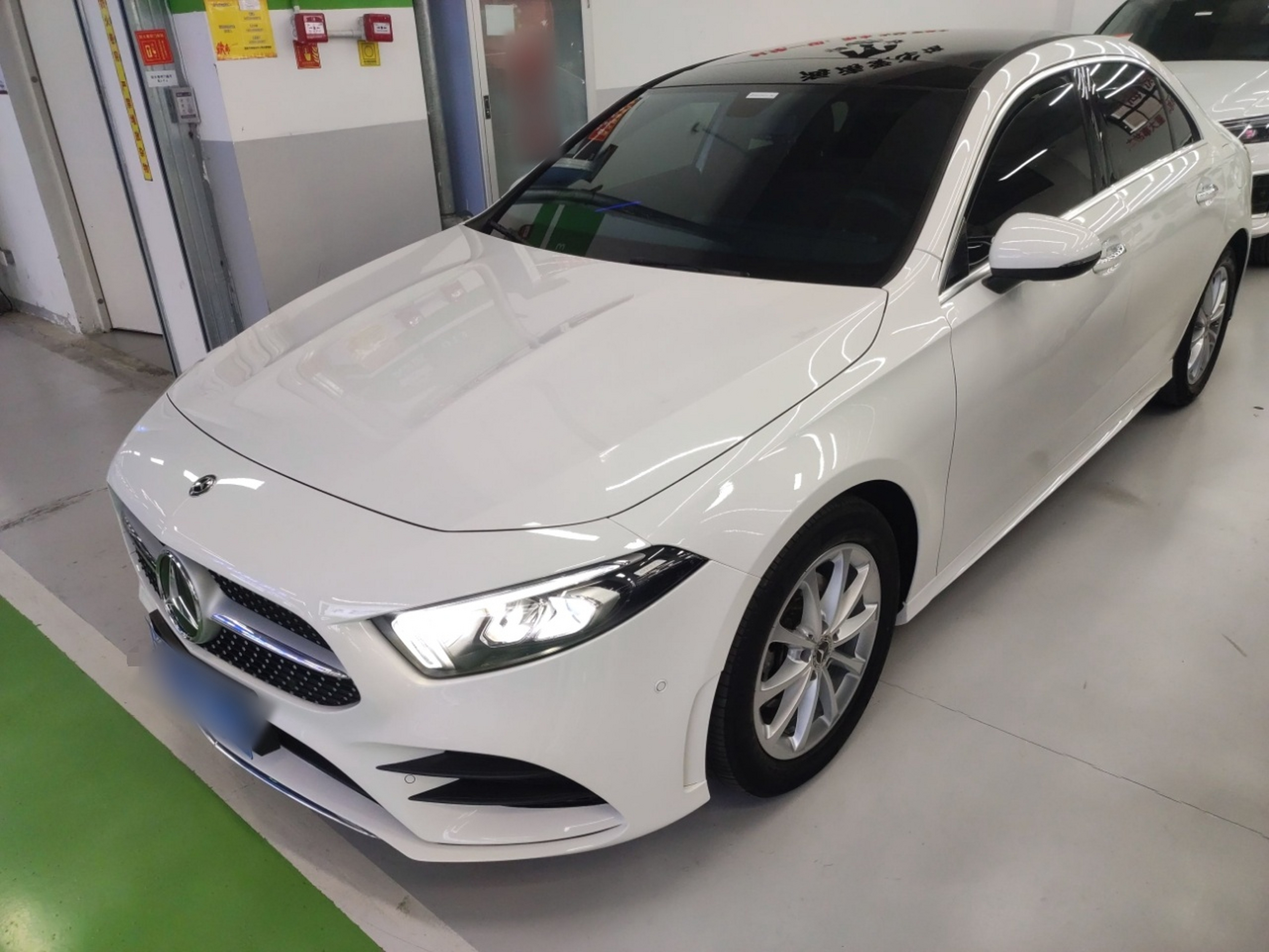 تحت مقدمة السيارة