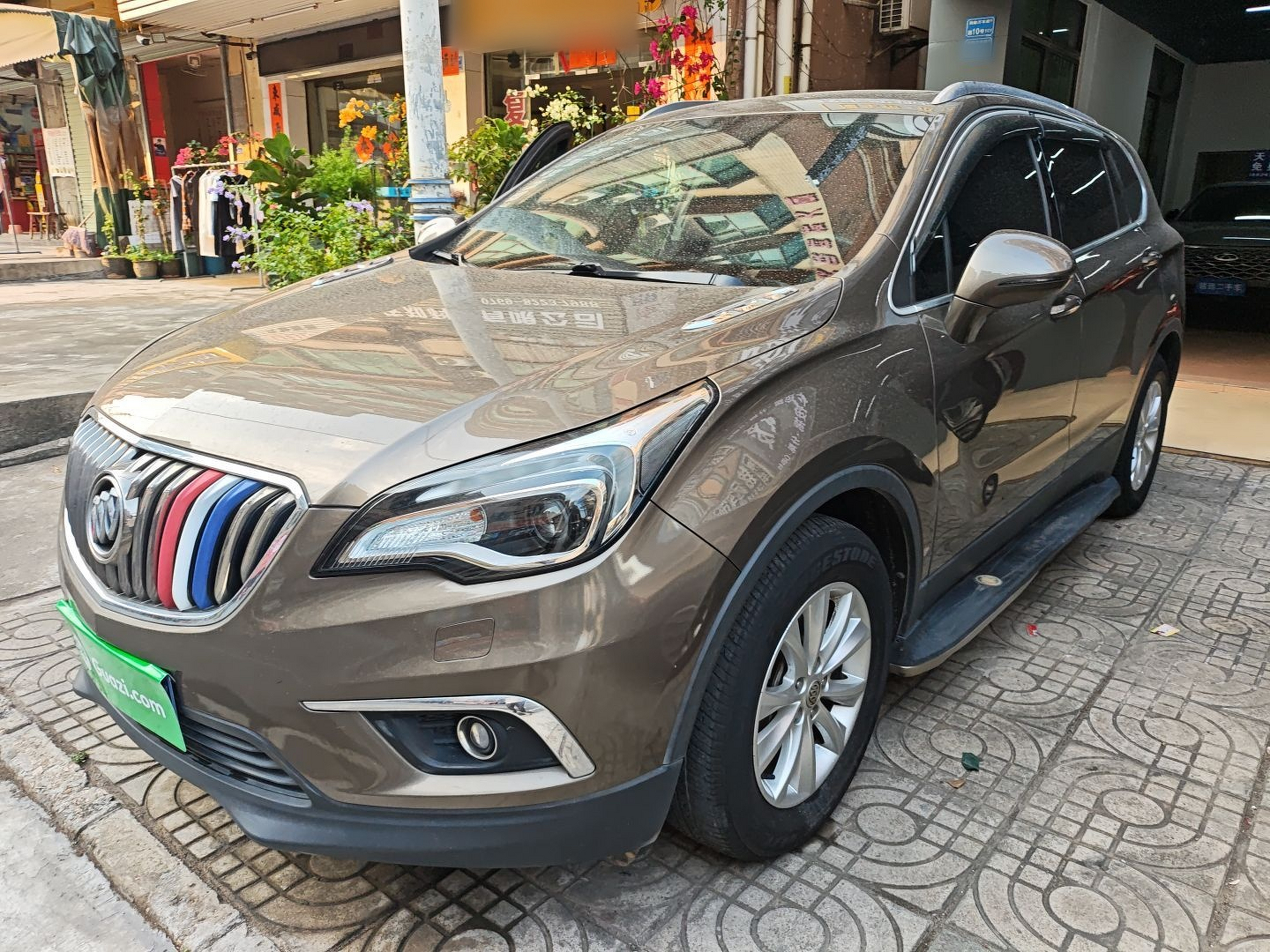 Под передней частью автомобиля