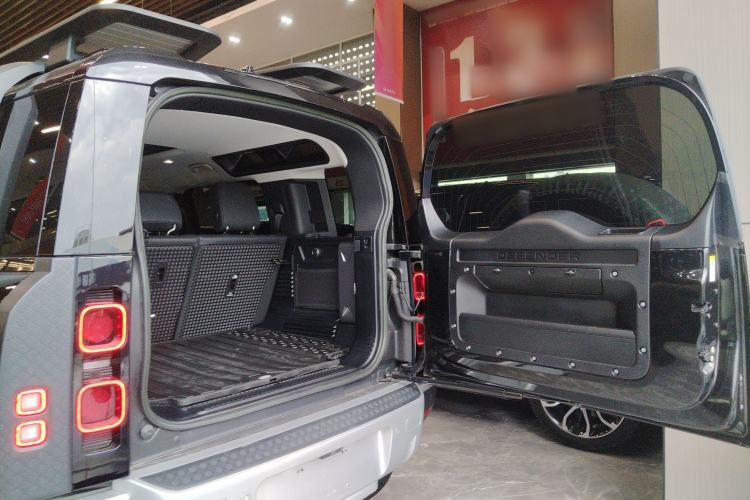 Used Land Rover Defender 2023 Facelift 110 3.0T P400 Dark Edition
