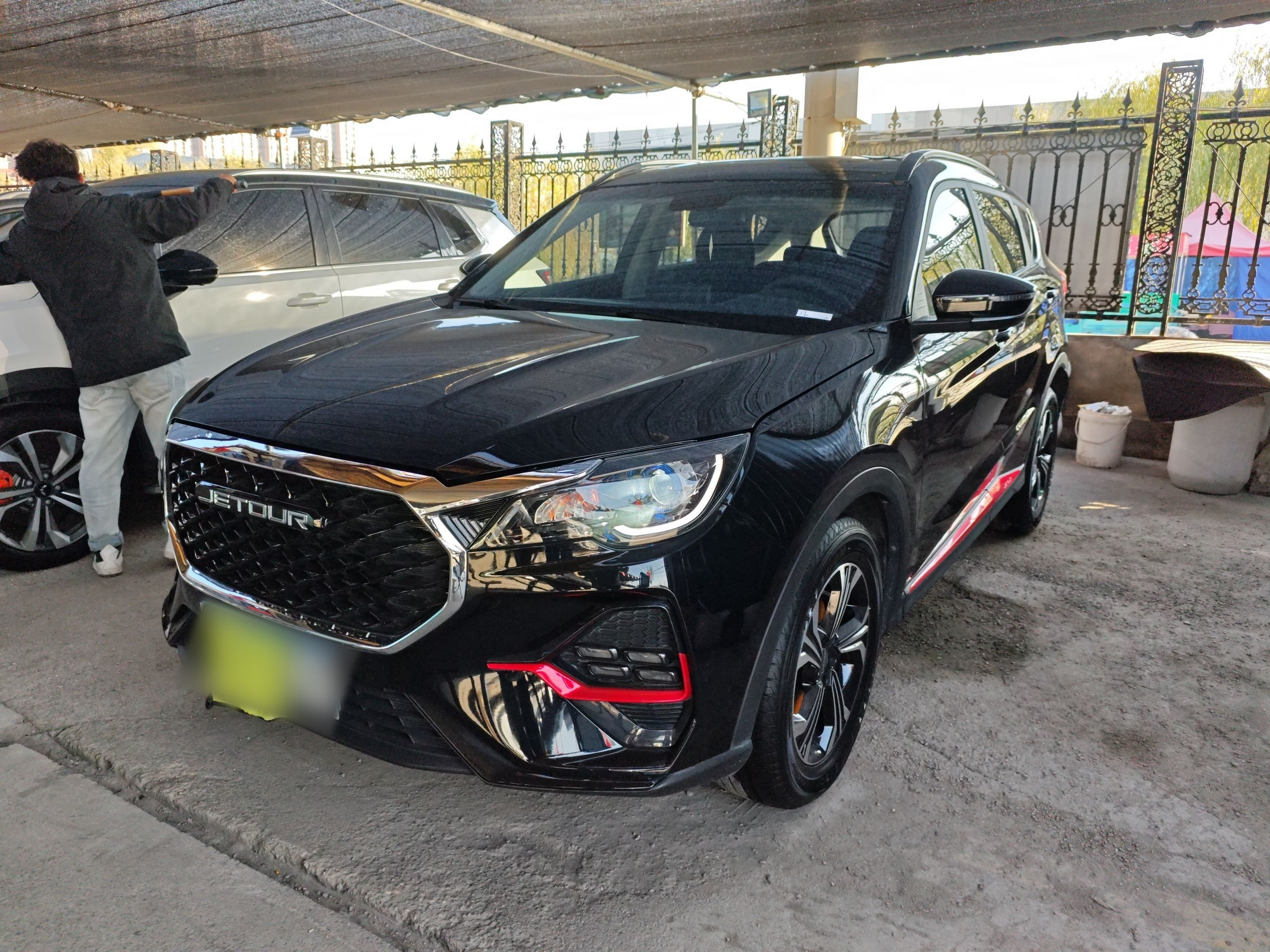 Под передней частью автомобиля