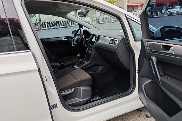 Used Volkswagen Golf Sportsvan 2016 1.6L manual Comfort trim level