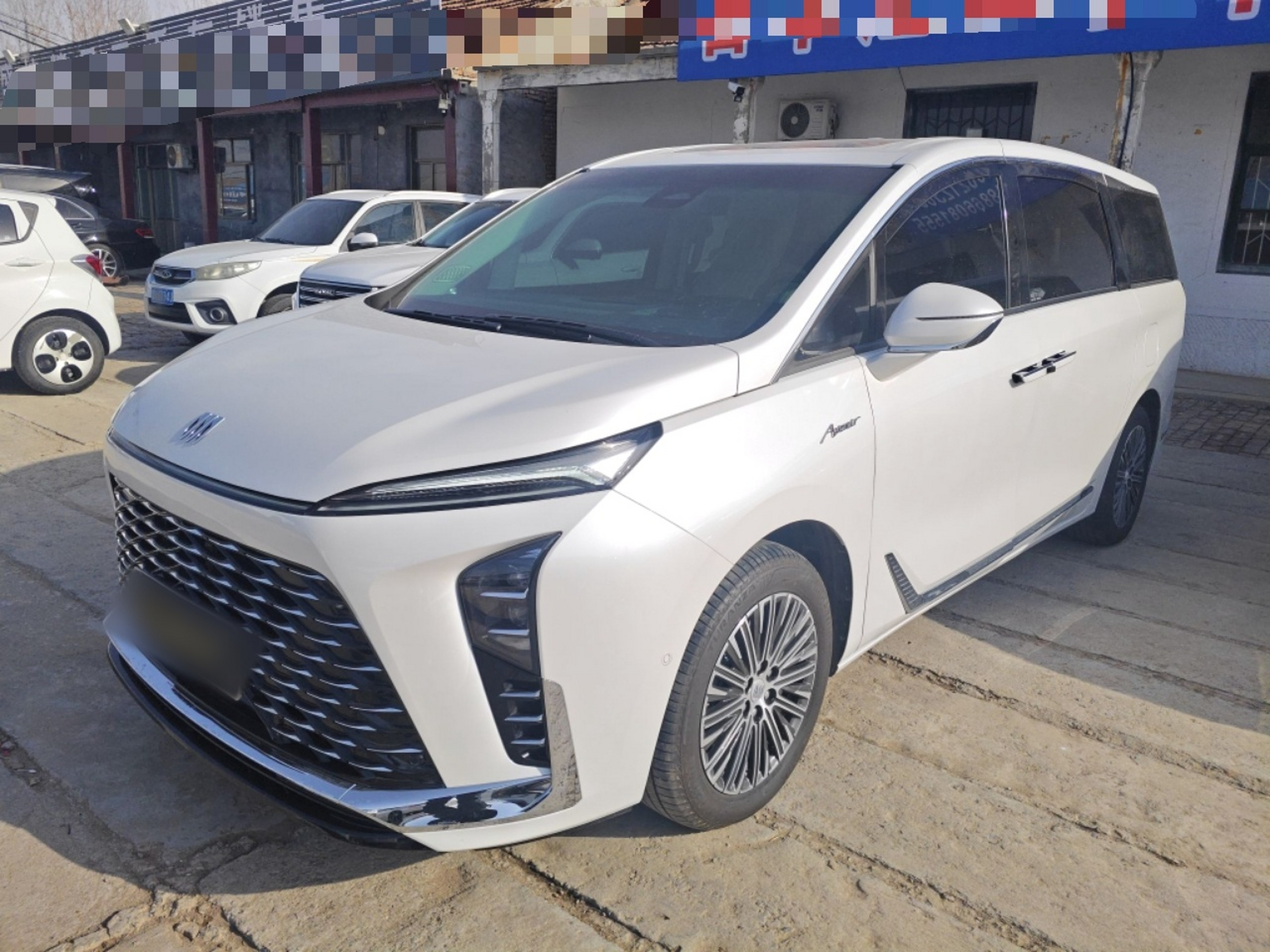 تحت مقدمة السيارة