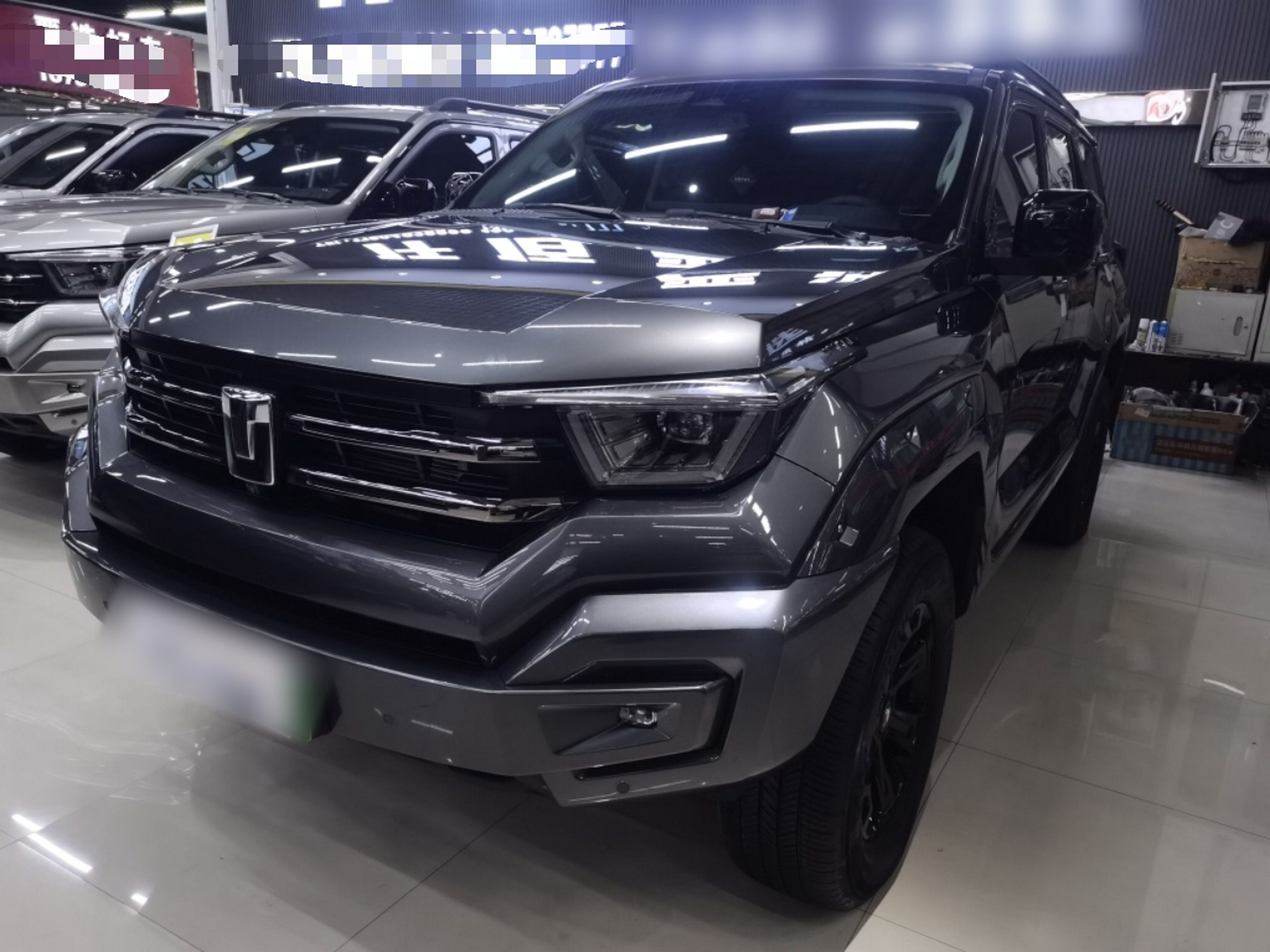 تحت مقدمة السيارة