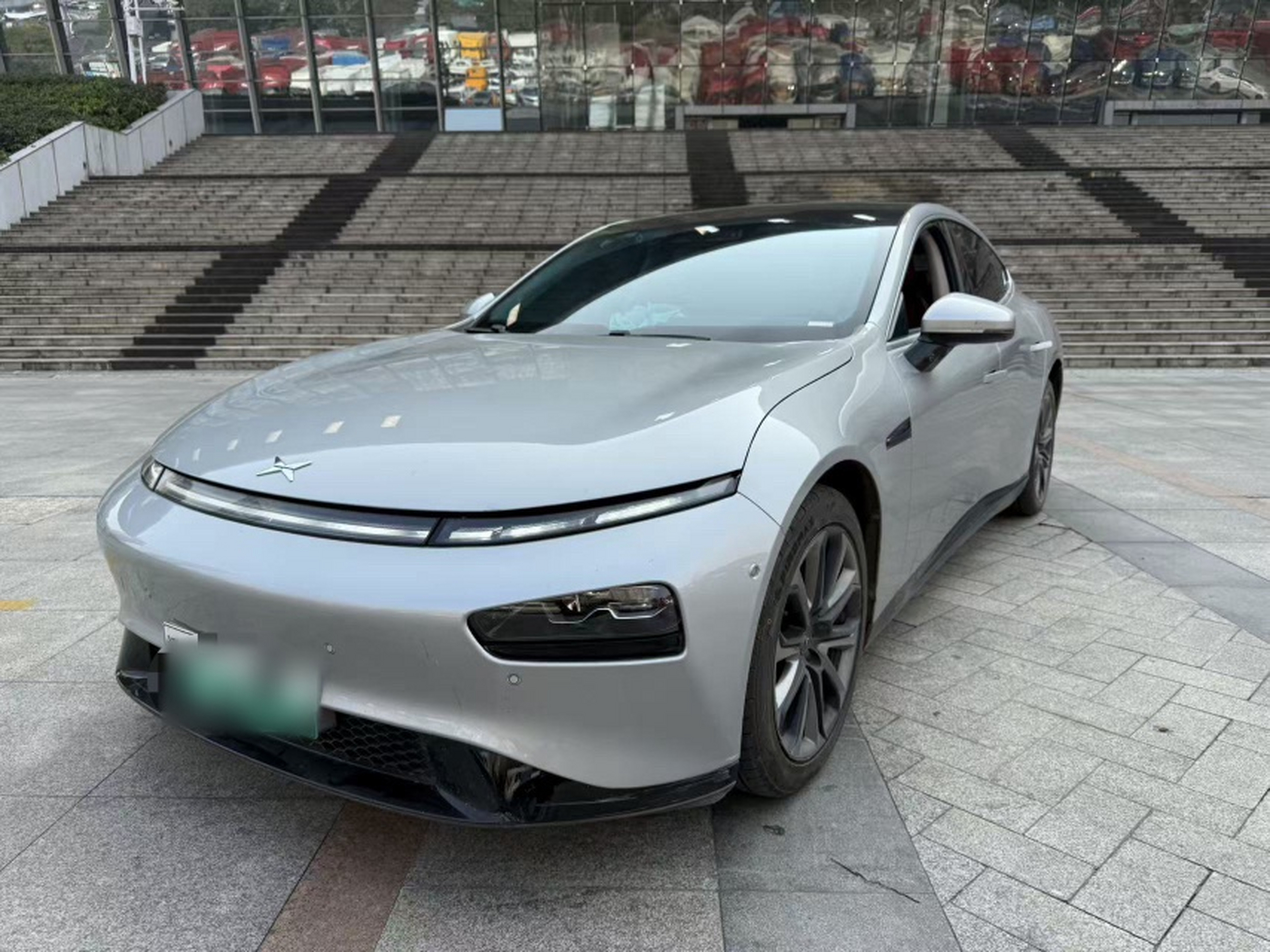 Под передней частью автомобиля