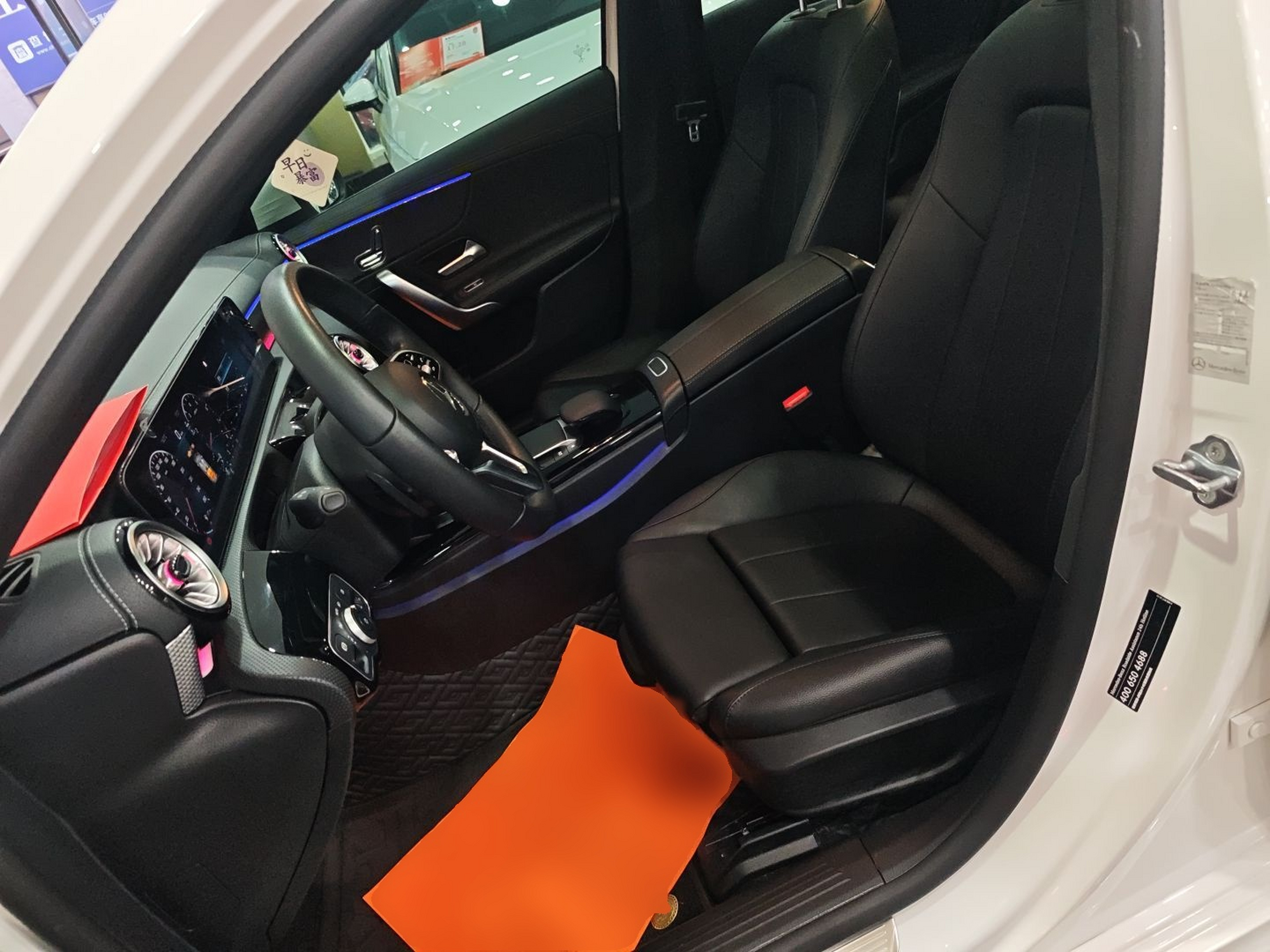 المقاعد الأمامية داخل السيارة