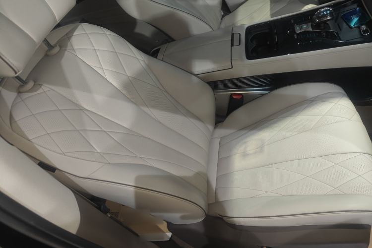 Used Denza D9 2022 DM-i 1040 Prestige Model
