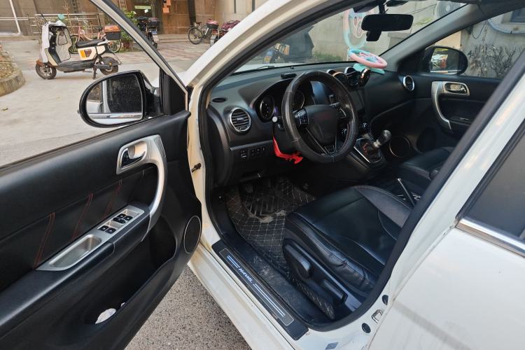 Used Haval H6 2015 Upgraded Model 1.5T Manual Two-Wheel Drive Elite Version

