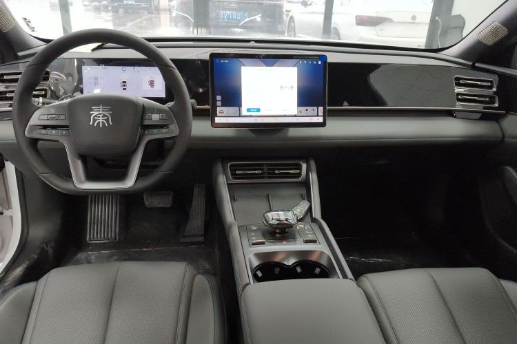 Used BYD Qin L 2025 DM-i Smart Drive 120KM Leading Model
