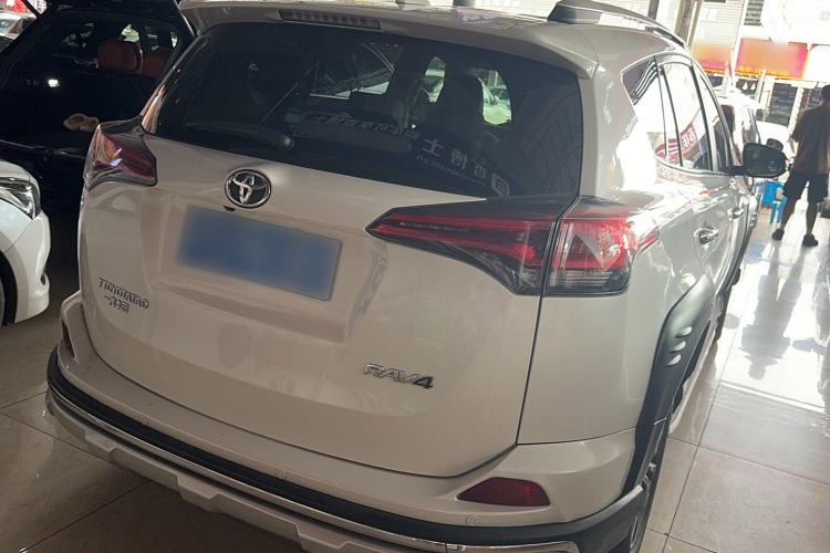 Used Toyota RAV4 2019 2.0L CVT Two-Wheel Drive Fashion X Limited Edition China VI Standard
