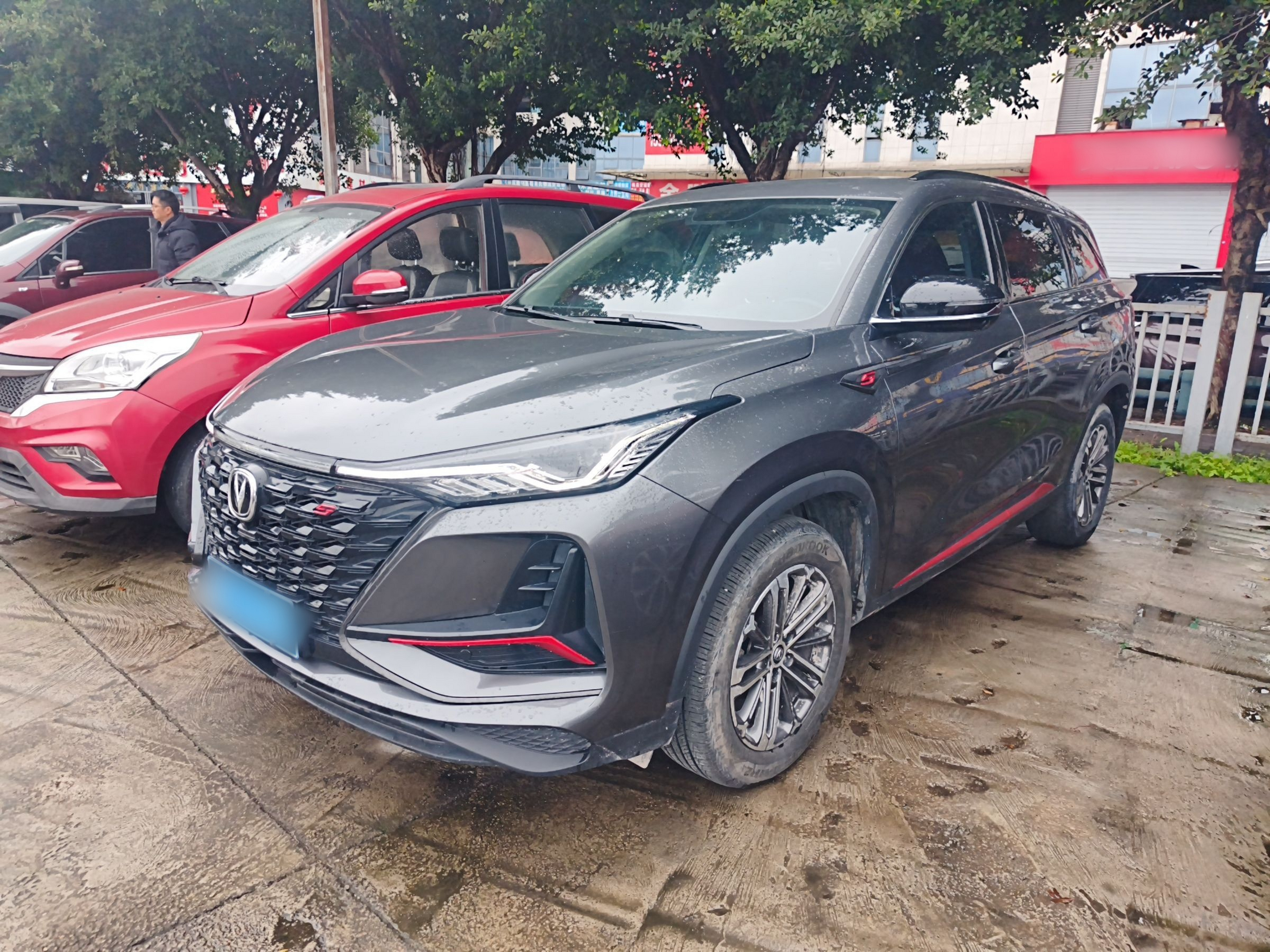 Под передней частью автомобиля