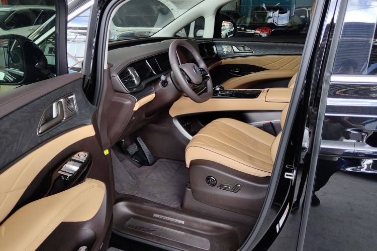 Used Denza D9 2024 DM-i 980 Four-Wheel Drive Prestige Model
