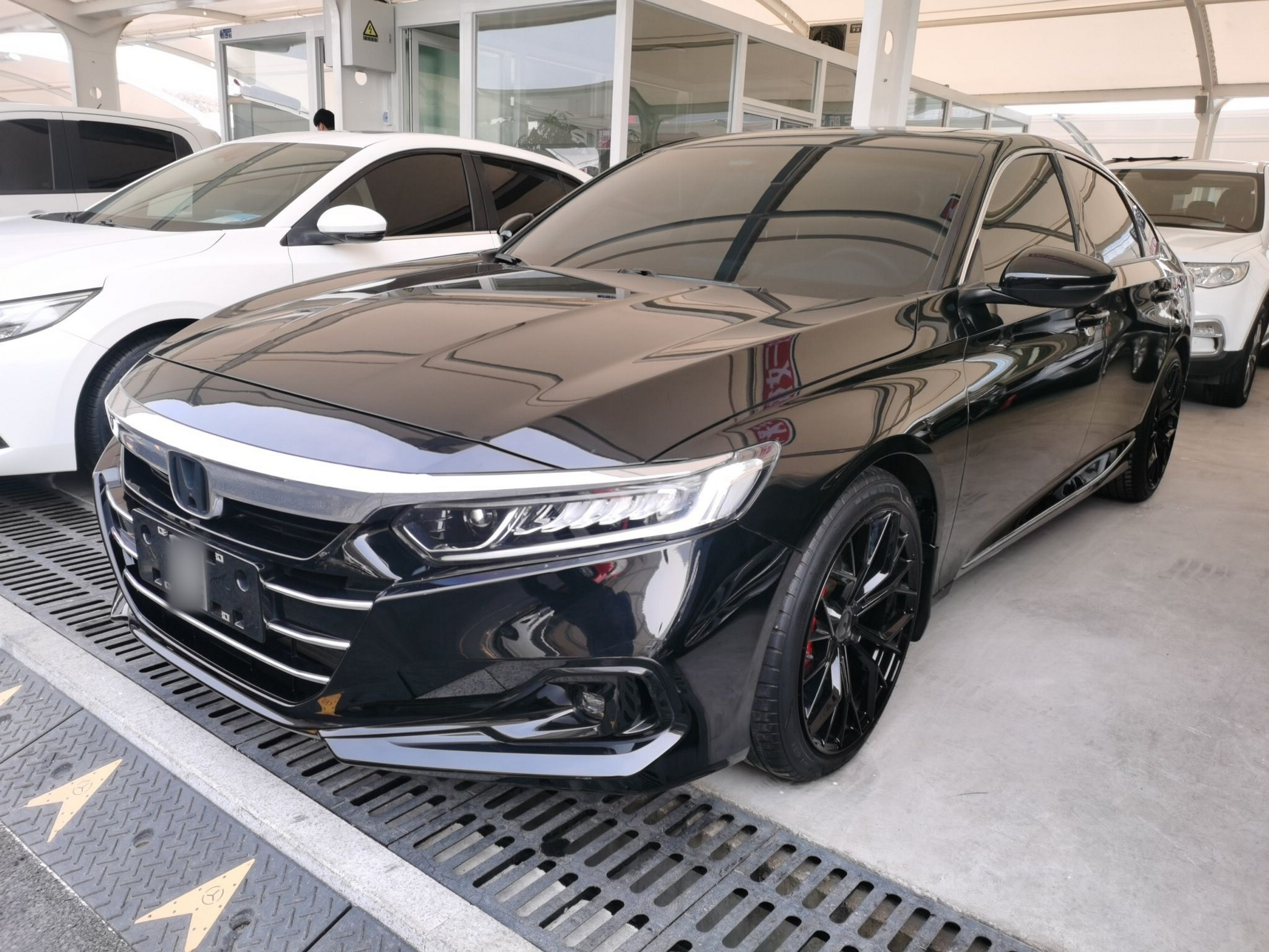 Под передней частью автомобиля