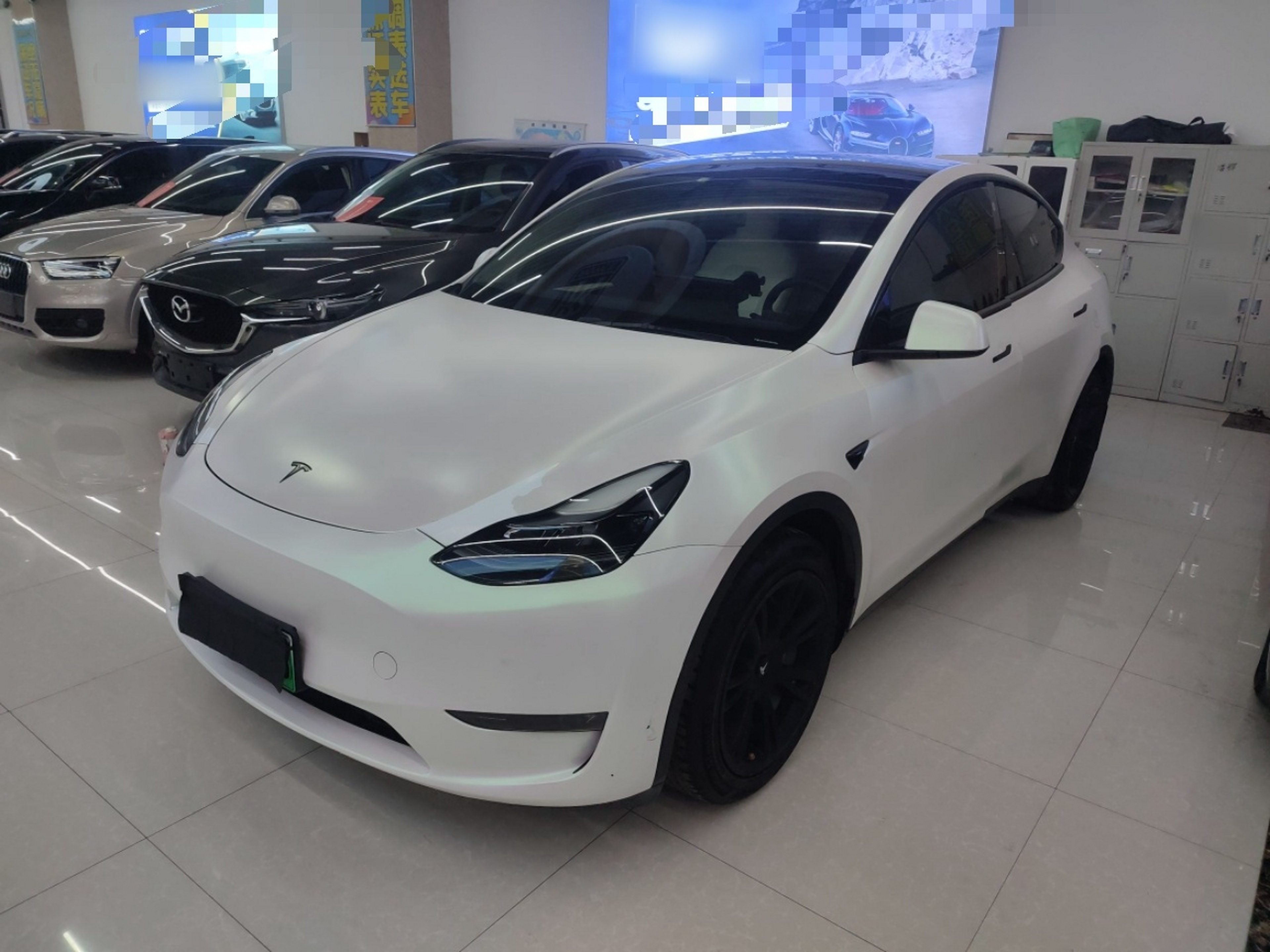 تحت مقدمة السيارة